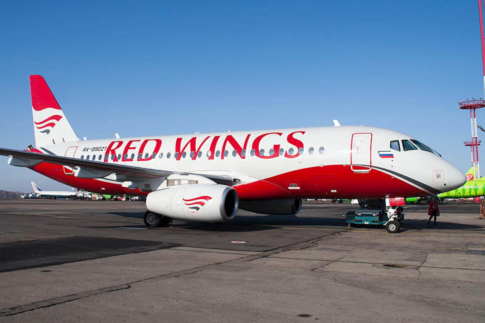 Red wings рейсы. Ред Вингс самолеты. Ред Вингс а319. Ред Вингс Ереван. SSJ 100 Red Wings.