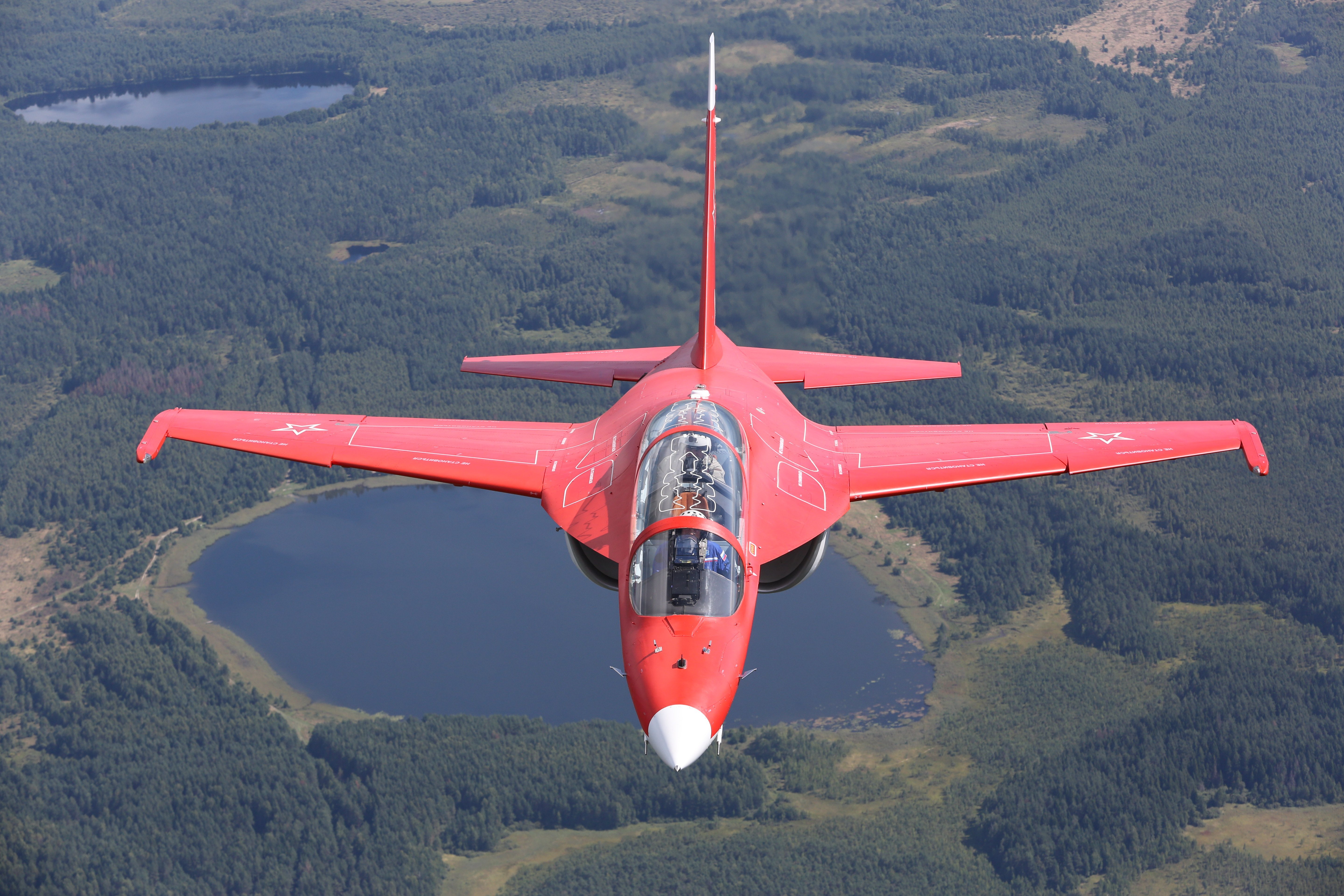 Як самолет. Як-130 щурка. Красный самолет. Красный истребитель. Красный самолет истребитель.