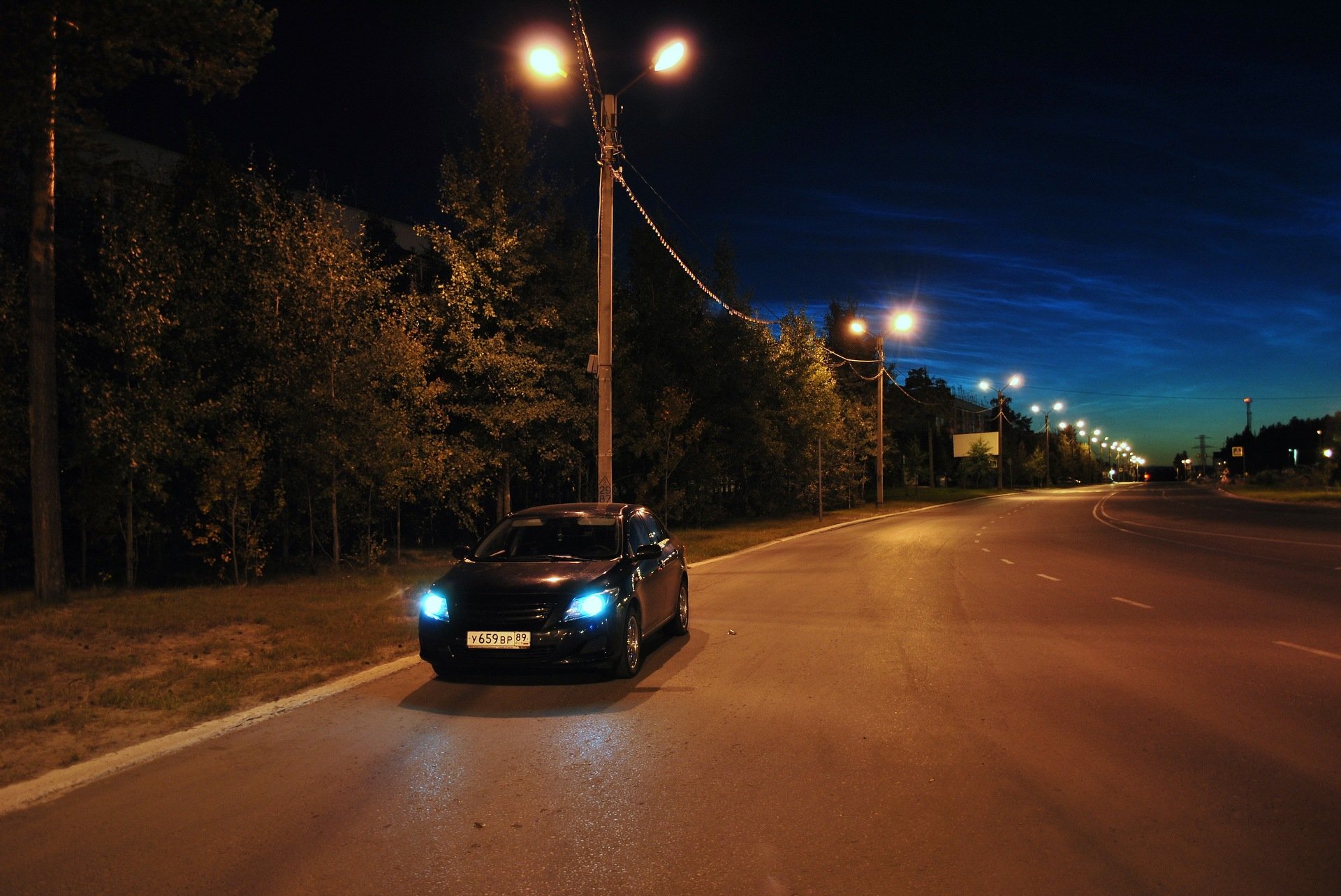 Автомобиль ночью на дороге. Машина ночью. Фото в машине ночью. Ночная дорога. Ночной город из машины.