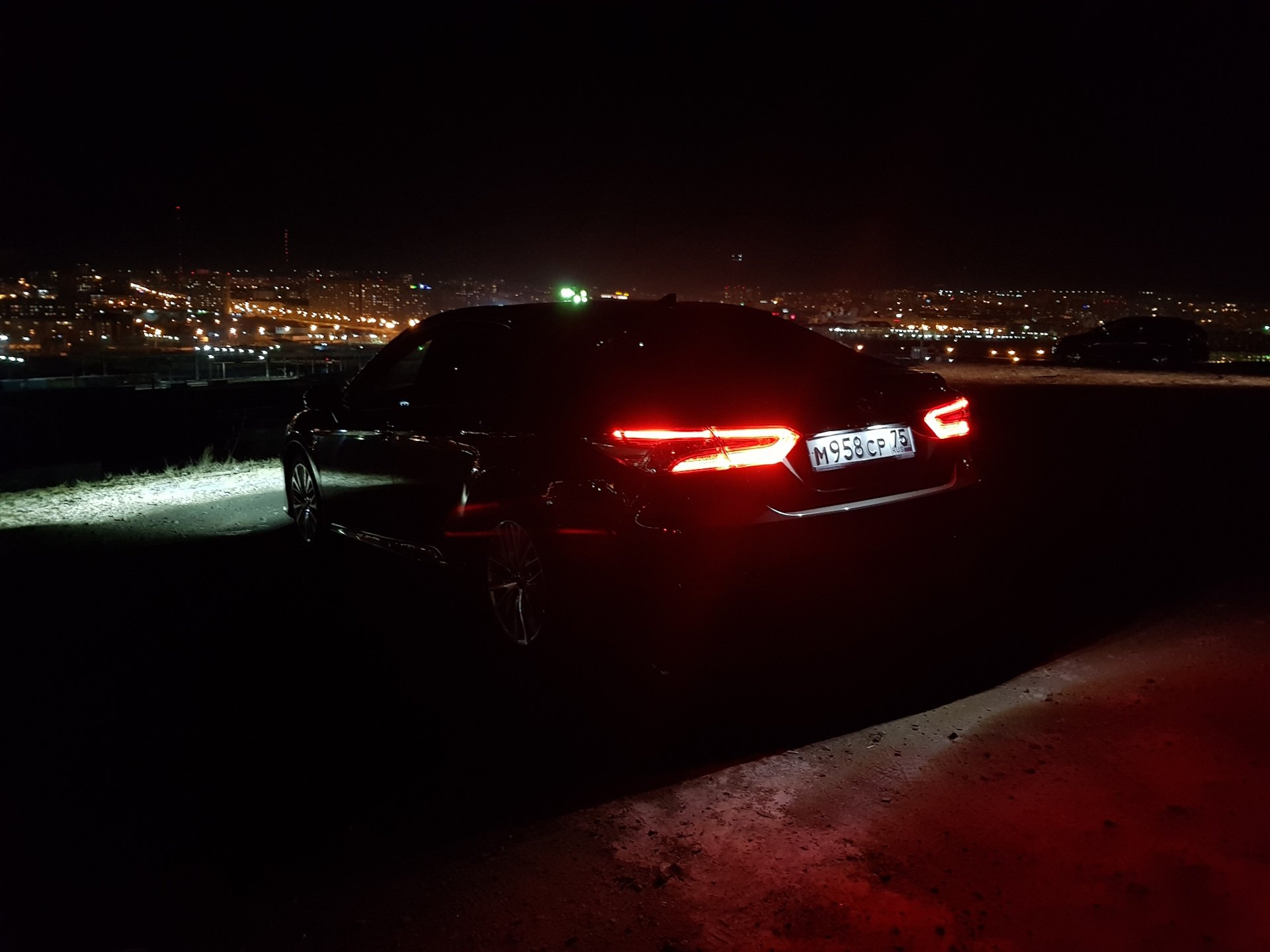 Красивая машина ночью. Toyota Camry 3.5 ночью. Тойота Камри черная 50 ночью. Тойота Камри 55 ночью зимой. Камри черная 55 ночью.