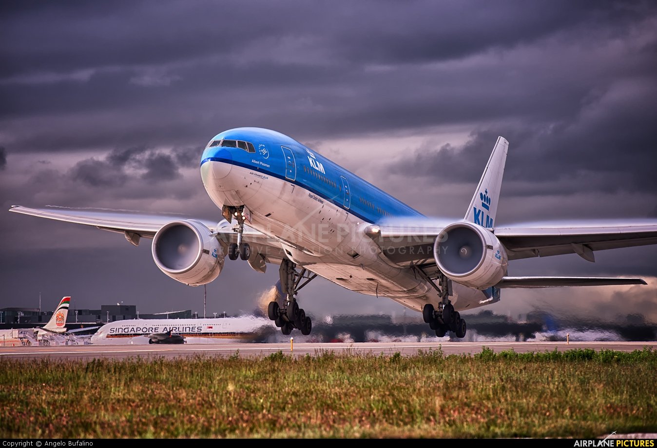 Боинг 777 KLM взлетает