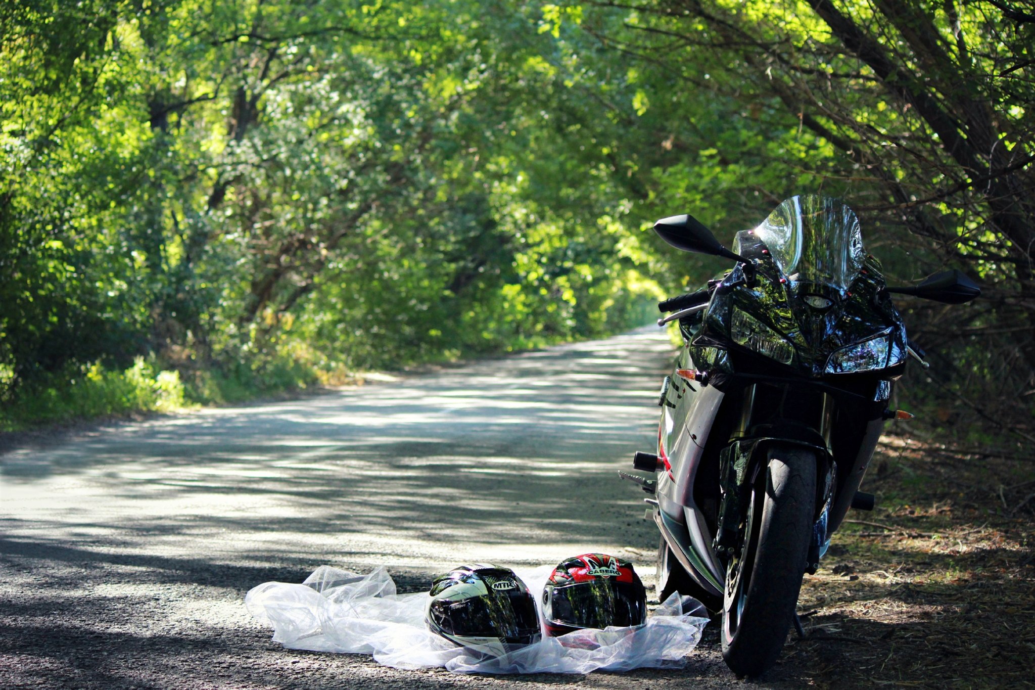 Пользование мотоциклом на дороге. Мотоцикл на дороге. Мотоциклист на природе. Мотоциклист на дороге. Байкеры на природе.