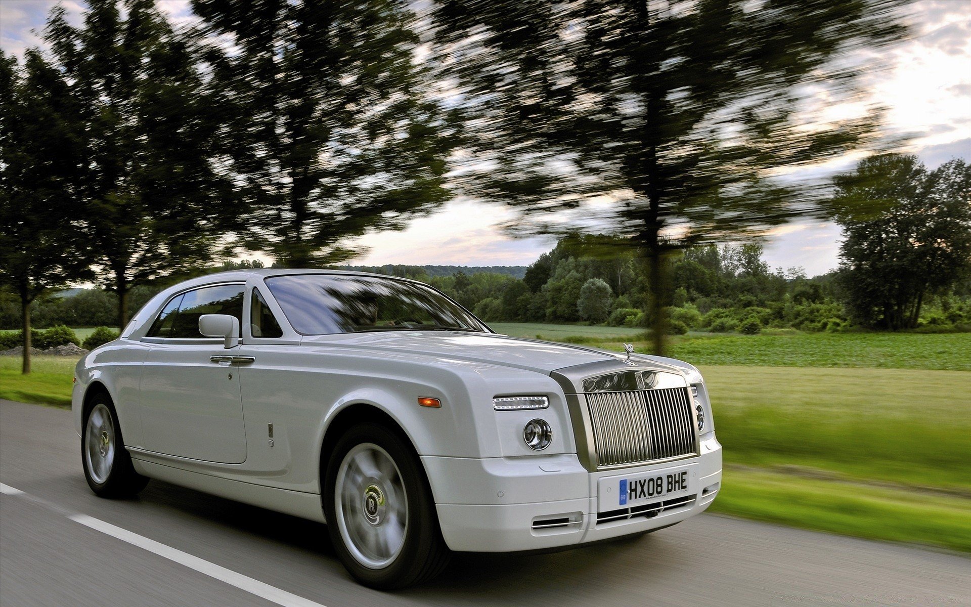 Где роллс ройс. Роллс Ройс Фантом купе. Rolls Royce Phantom 2008. Rolls Royce Phantom 2003 белый. Rolls Royce 2.
