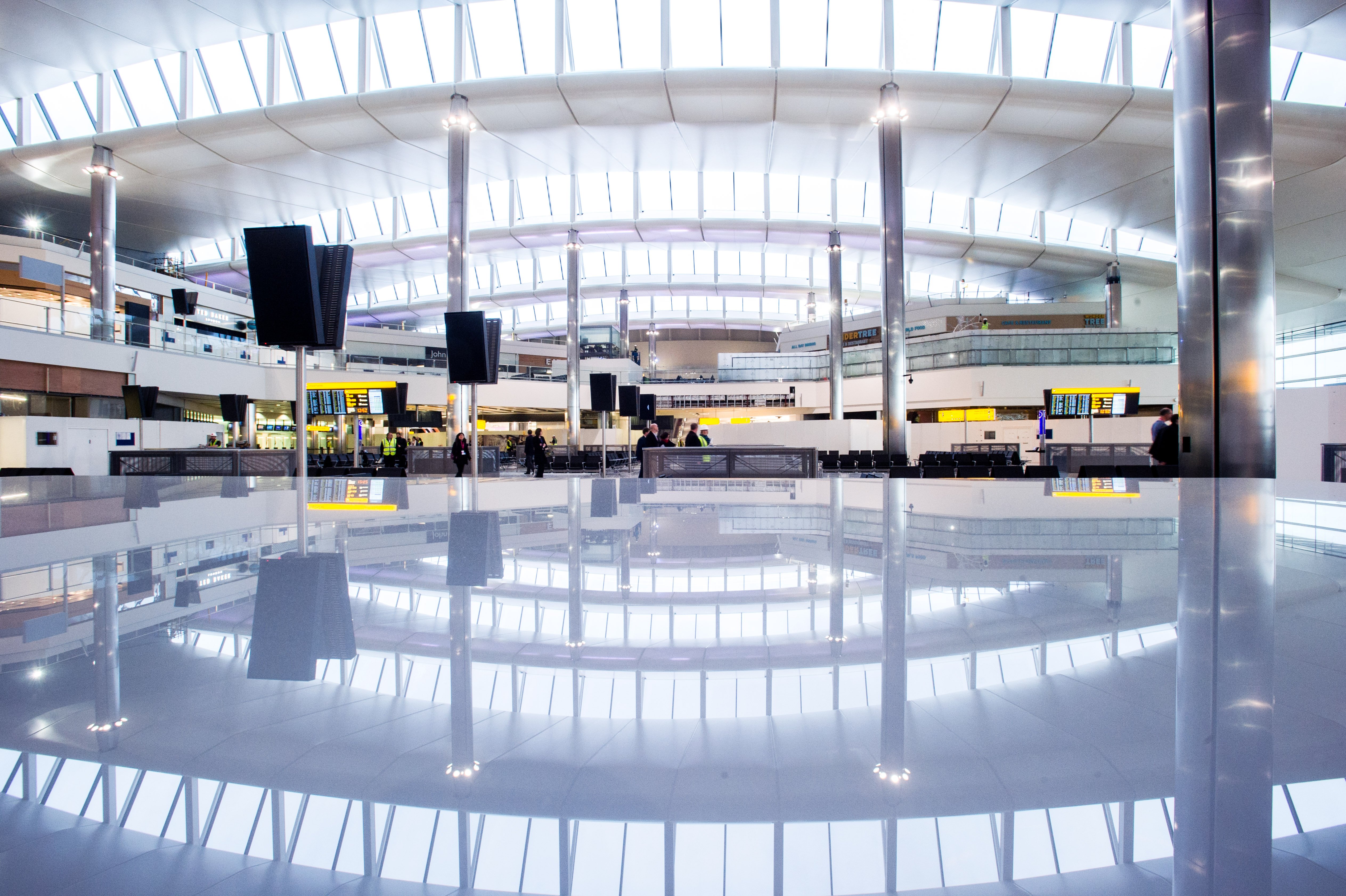 Local terminal. Аэропорт Хитроу терминал 2. Аэропорт Хитроу Лондон. Аэропорт Хитроу Лондон внутри. Хитроу внутри.