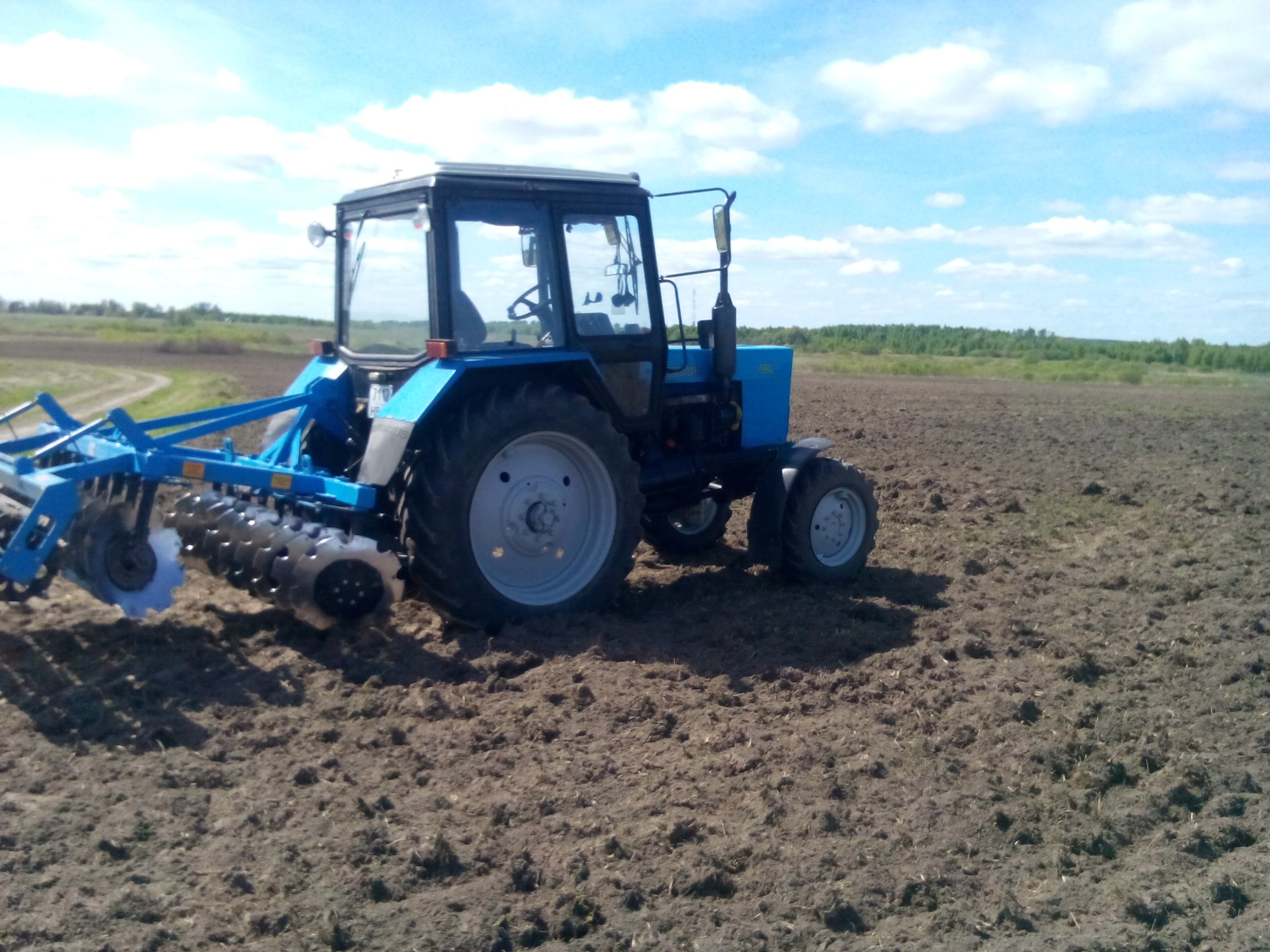 Дискование почвы трактором