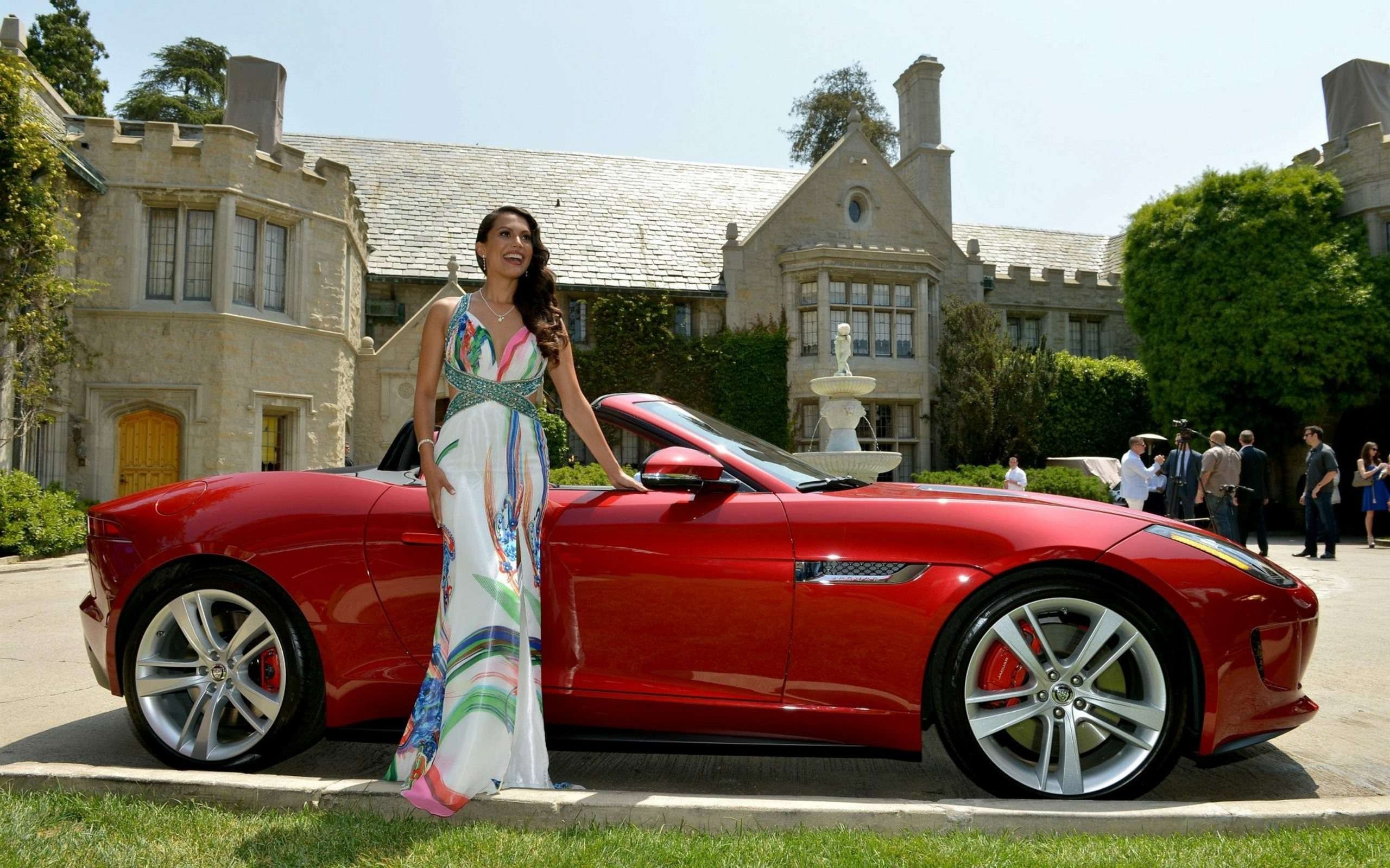 Какая машина нравится. Машина Хью Хефнера. Богатая девушка. Богатая девушка в машине. Девушка с особняком и машиной.