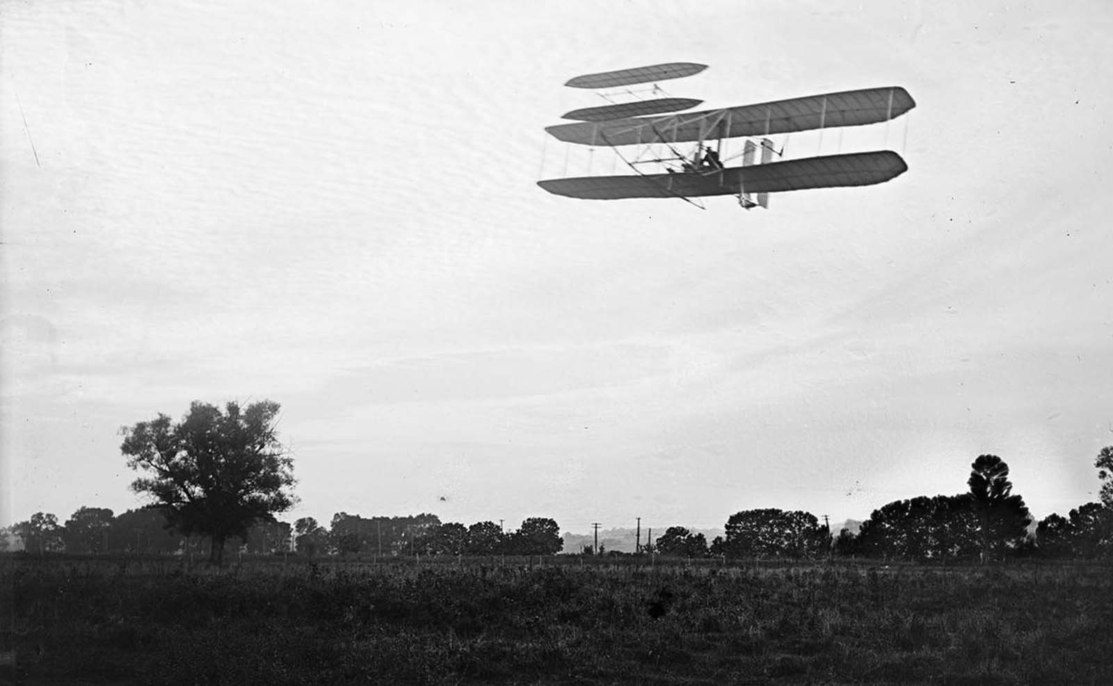 Самолет был в полете в 1 день. Первый полет братьев Райт 1903. Братья Райт первый самолет. Первый планер братьев Райт. Аэроплан Райт.