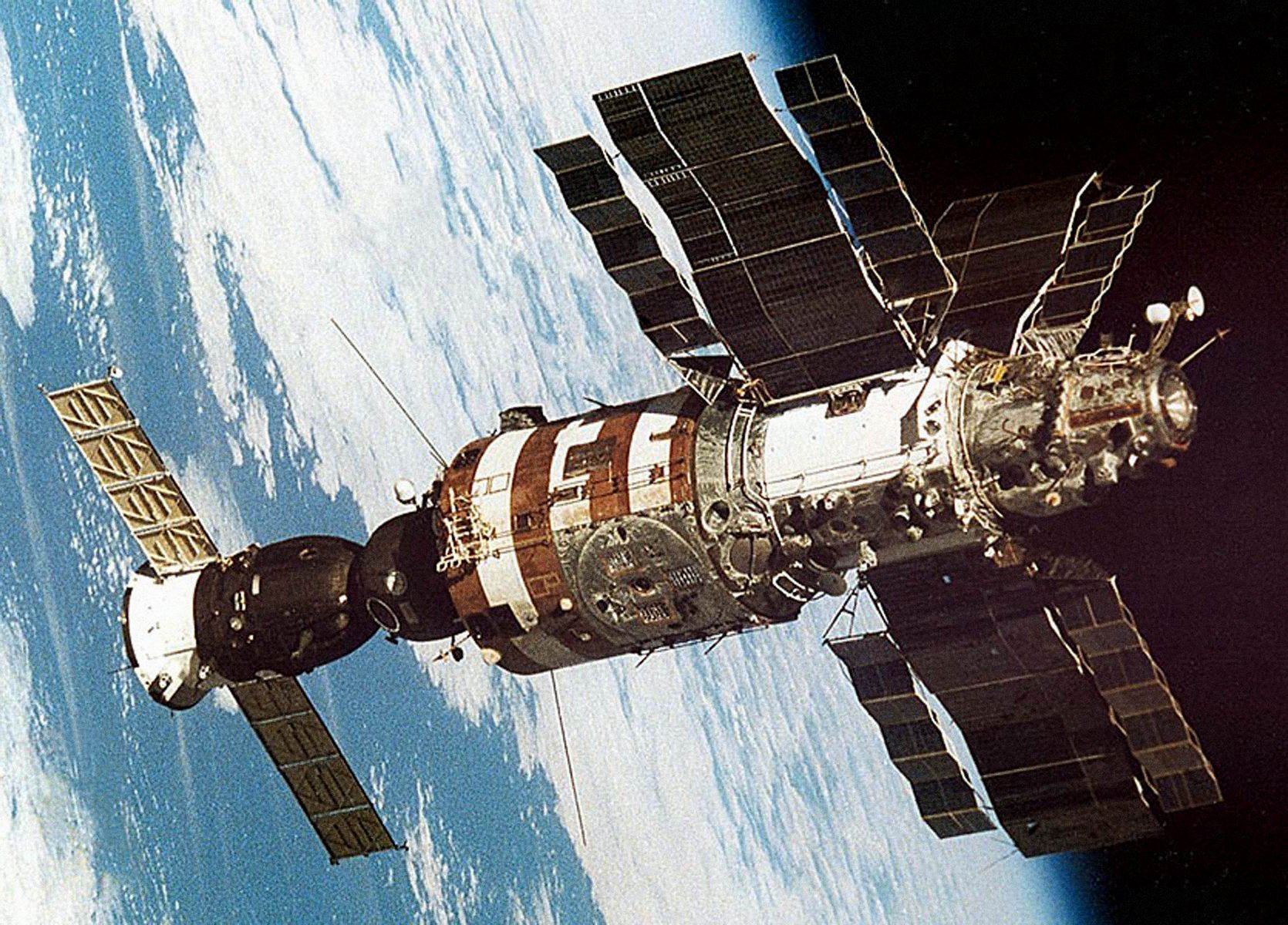 Советская станция в космосе. Салют-3 орбитальная станция. Салют-4 орбитальная станция. Салют-1 первая орбитальная станция. Салют 7 Космическая станция.