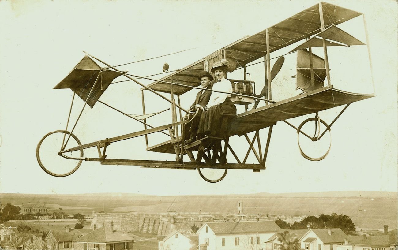 Первая машина самолет. Братья Райт первый самолет. Дирижабль Сантос Дюмон. Планера братьев Райт 1900. Старинный воздушный транспорт.