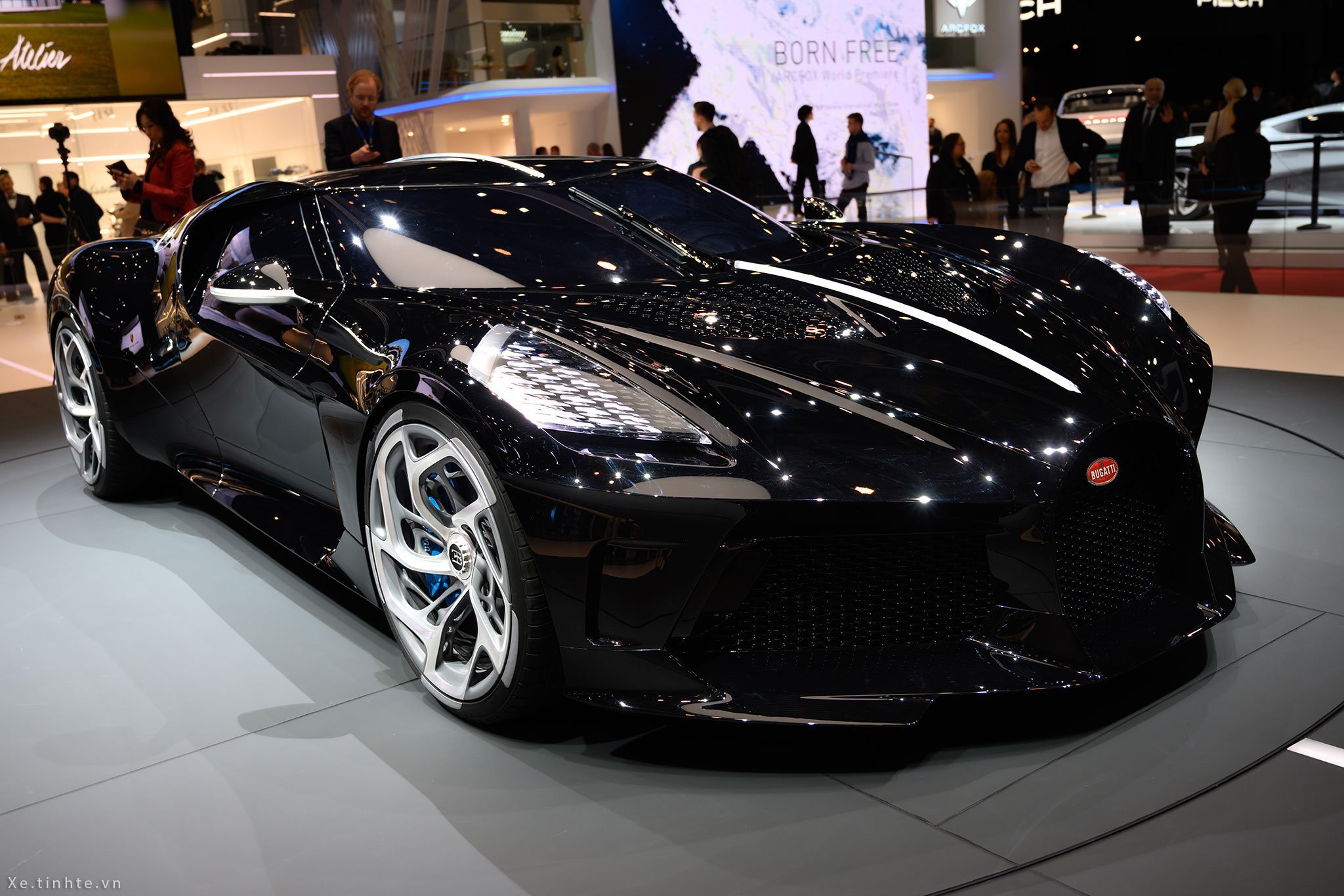 Какой самый крутой мир. Бугатти Ноир. Бугатти voiture noire. Bugatti 2022. Новая Бугатти 2022.