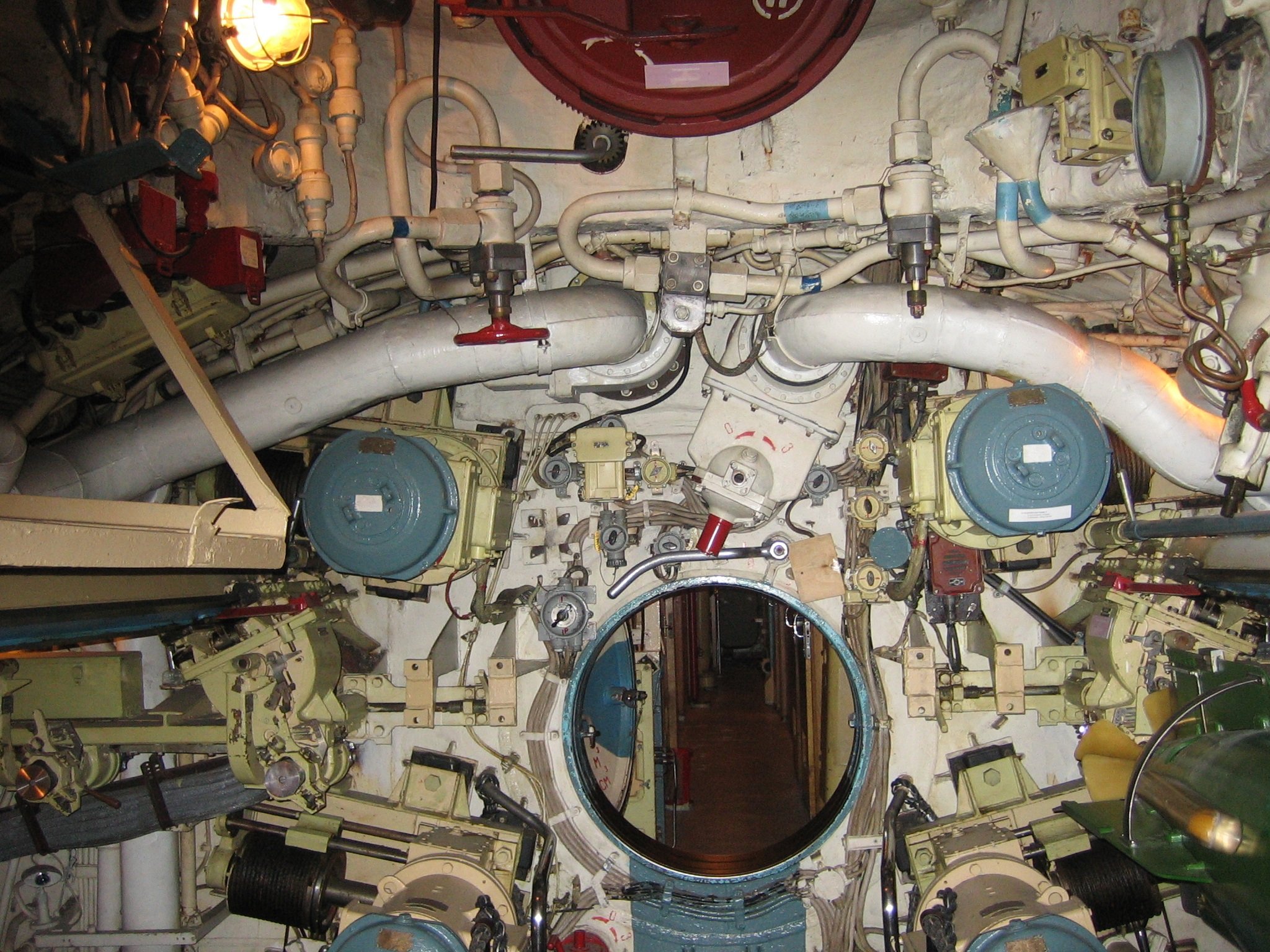 Сборка подводной лодки. Внутри подводной лодки Варшавянка. Внутри подводной лодки u-4712. Кокпит подводной лодки. Отсеки подводной лодки.