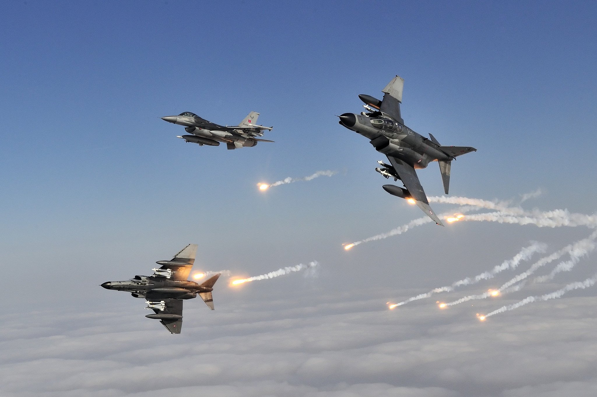 Военно воздушная операция. F16 ВВС Израиля в бою. ВВС Турции. Истребитель атакует. Турецкий истребитель.
