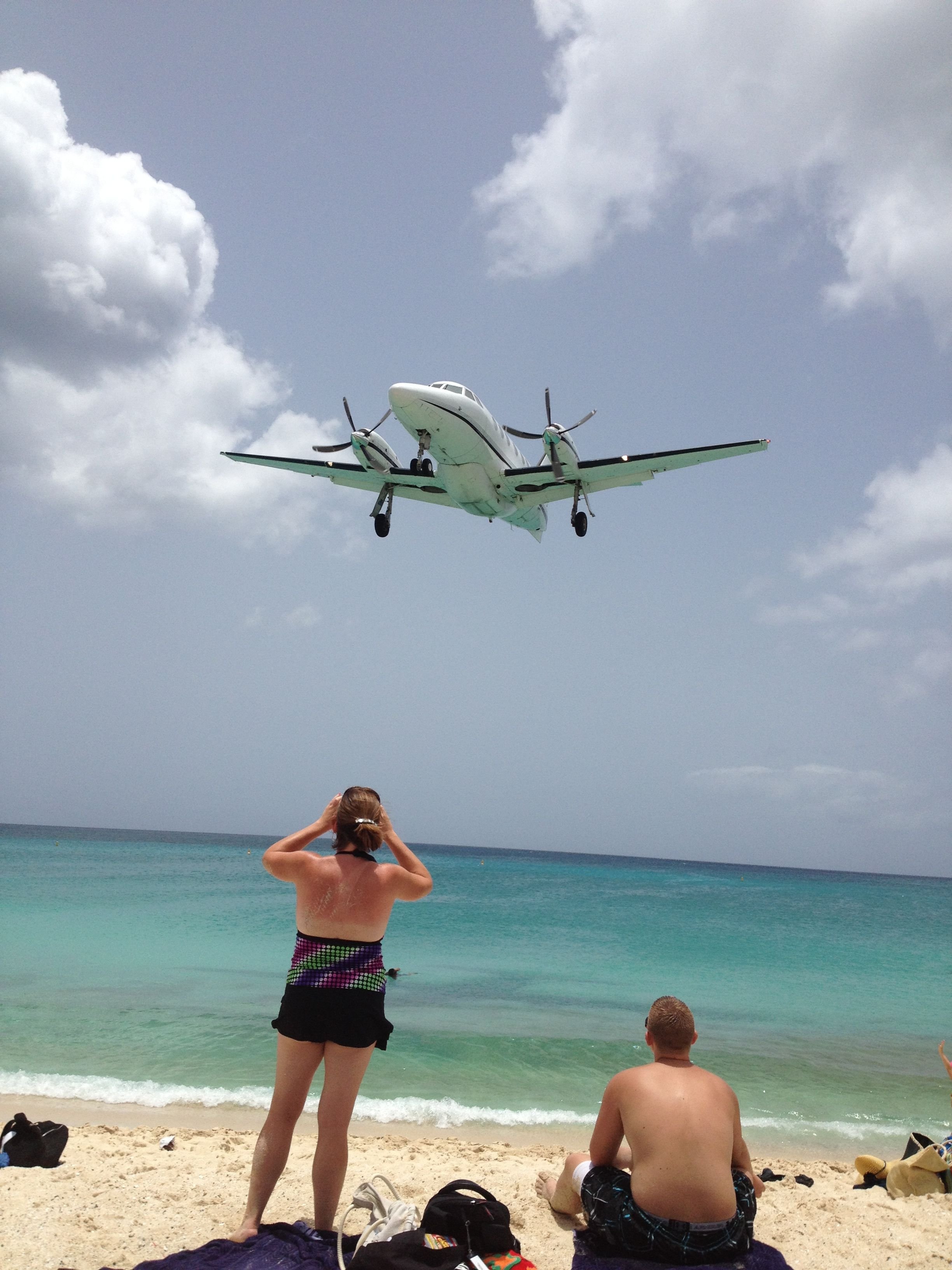 Самолет над головой. Пляж махо Бич. Пляж с самолетами. Адлер самолеты над пляжем. Адлер пляж самолет.