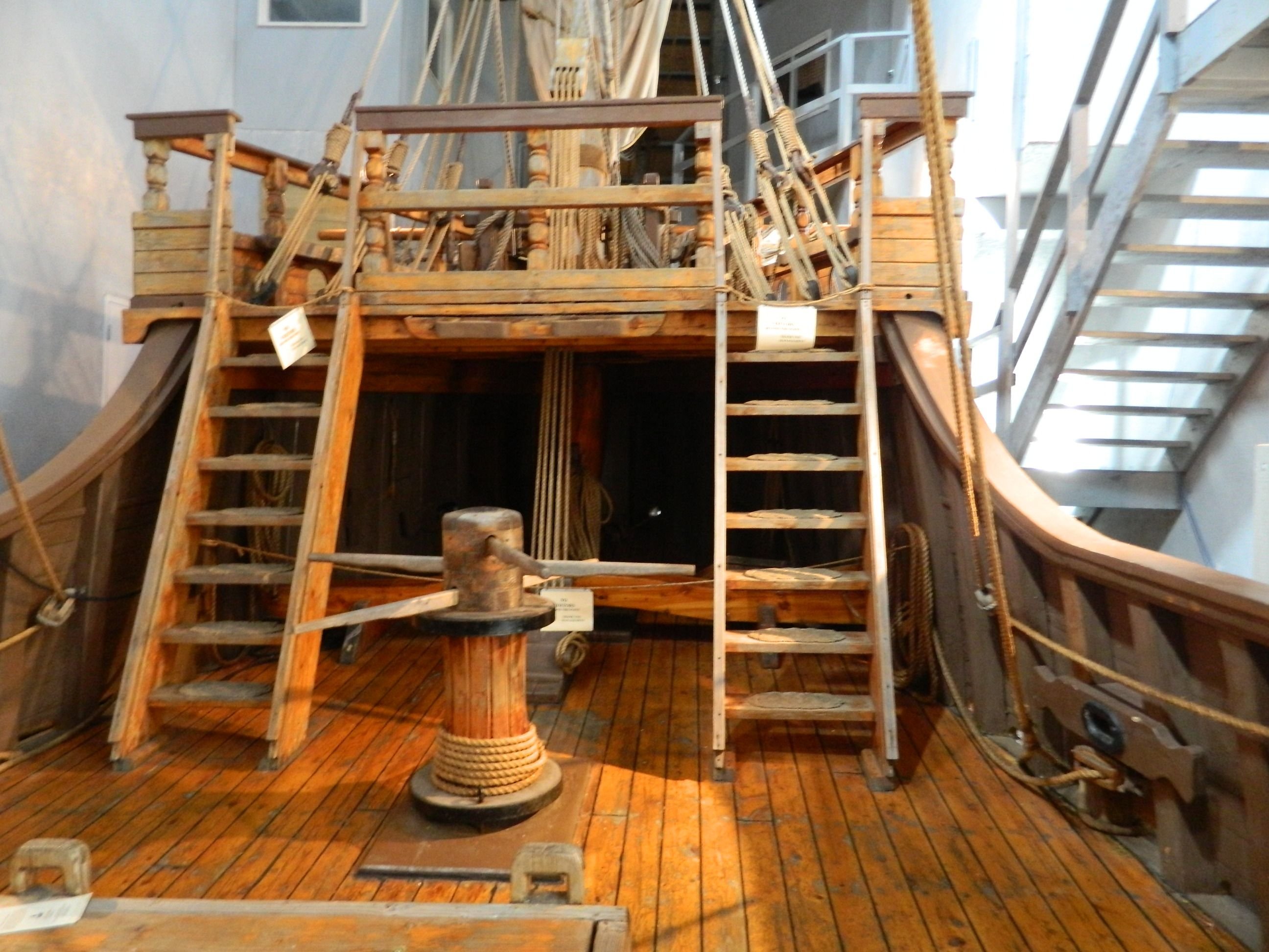Трюм парохода. Палуба старинного корабля. Борт деревянного корабля. Деревянный корабль внутри. Палуба парусного корабля.