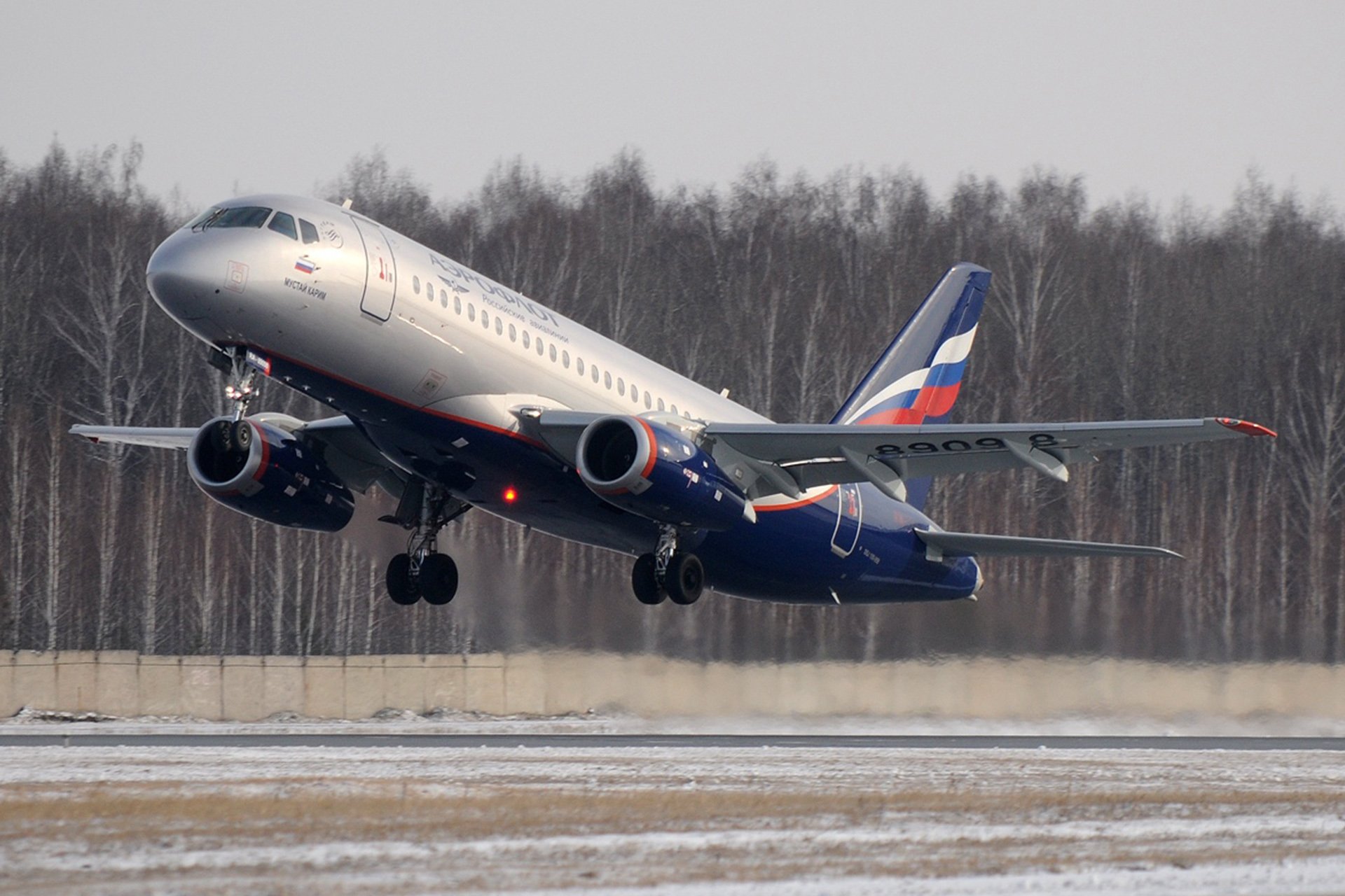 Шереметьево superjet 100. Ra 89098 сухой Суперджет. Суперджет 100 самолет. Суперджет 100 Аэрофлот. Суперджет 100 Шереметьево.