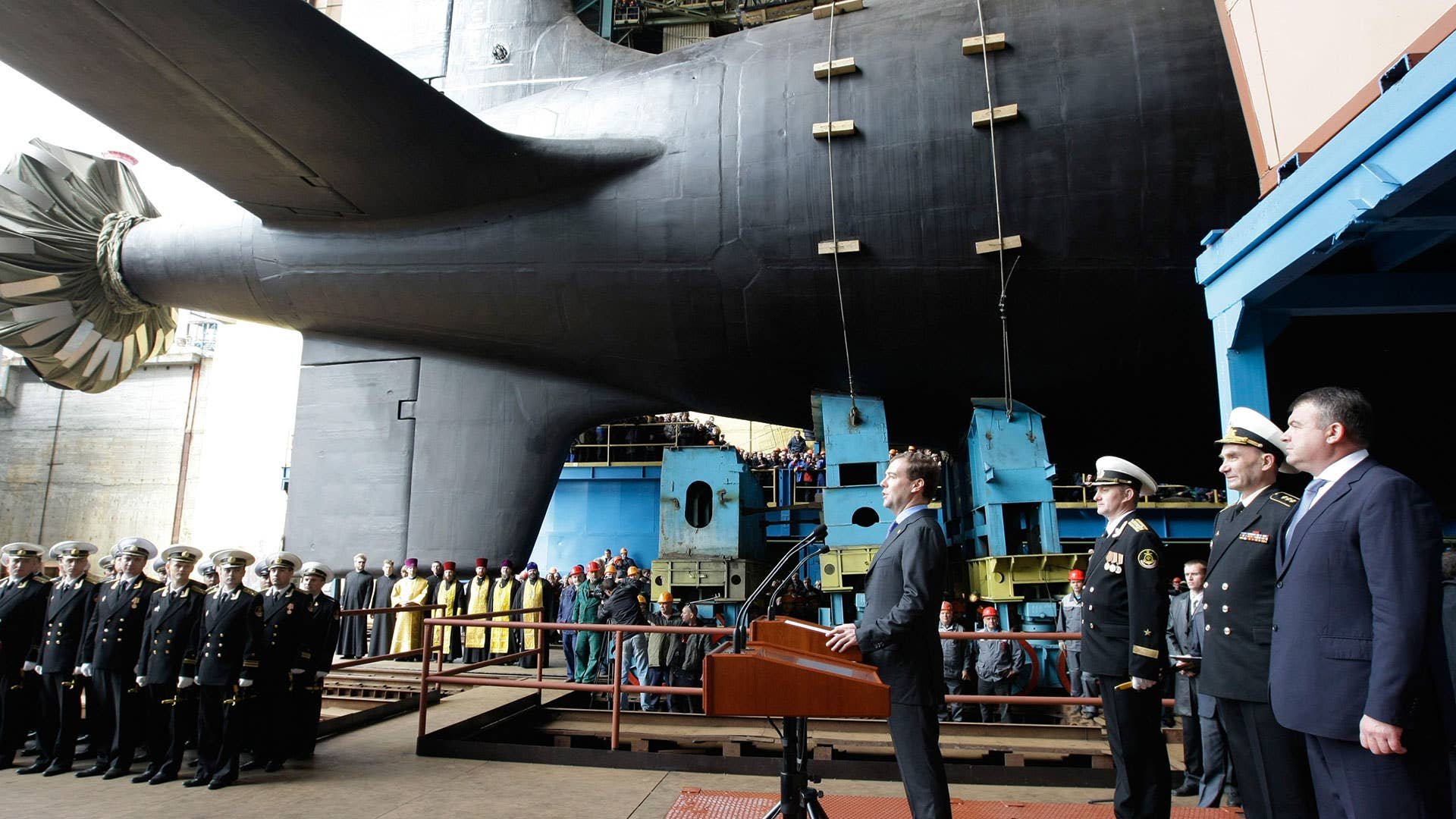 Сборка подводной лодки. Атомные подводные лодки Северодвинск. Атомная подводная лодка Северодвинск. Севмаш Северодвинск подводная лодка. Многоцелевая атомная подводная лодка «Северодвинск».