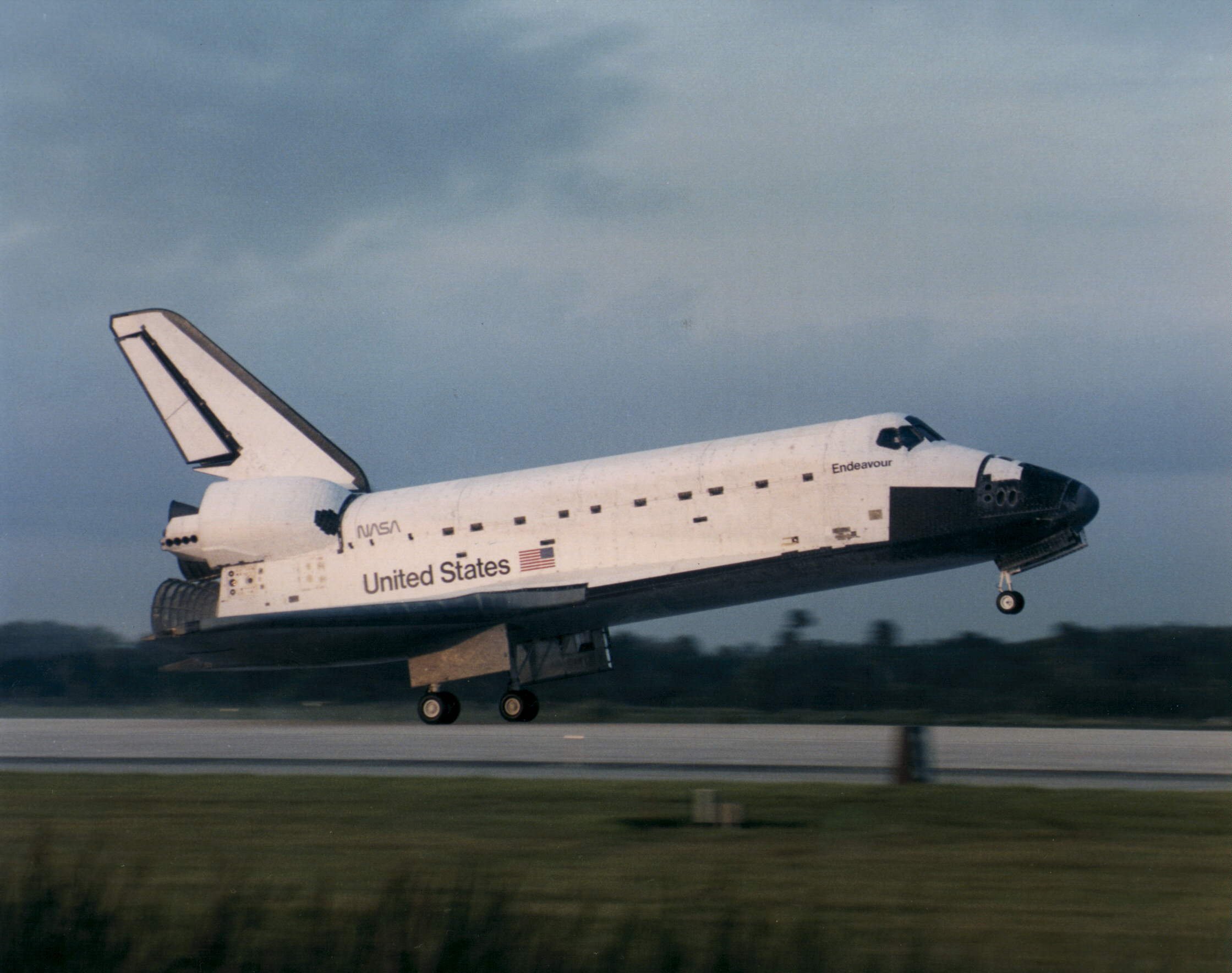 Space shuttle 16. Китайский шаттл. Space Shuttle Endeavour Toyota Tundra. Сопло Space Shuttle. Space Shuttle landing.