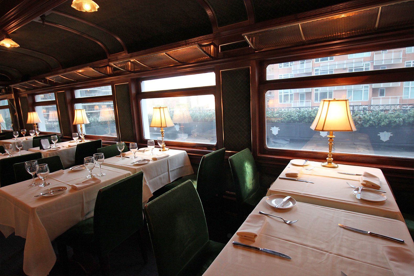 Пассажирский вагон ресторан. Le Train bleu ресторан. Кафе вагон ресторан. Ресторан вагон поезда в Лос Анджелесе. Ресторан в поезде.