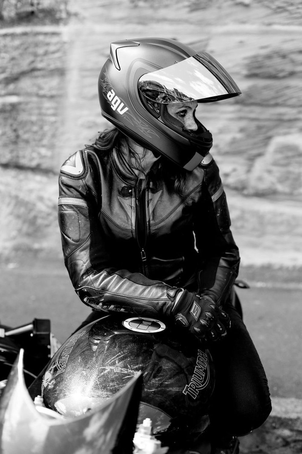 Девушка байкер в шлеме