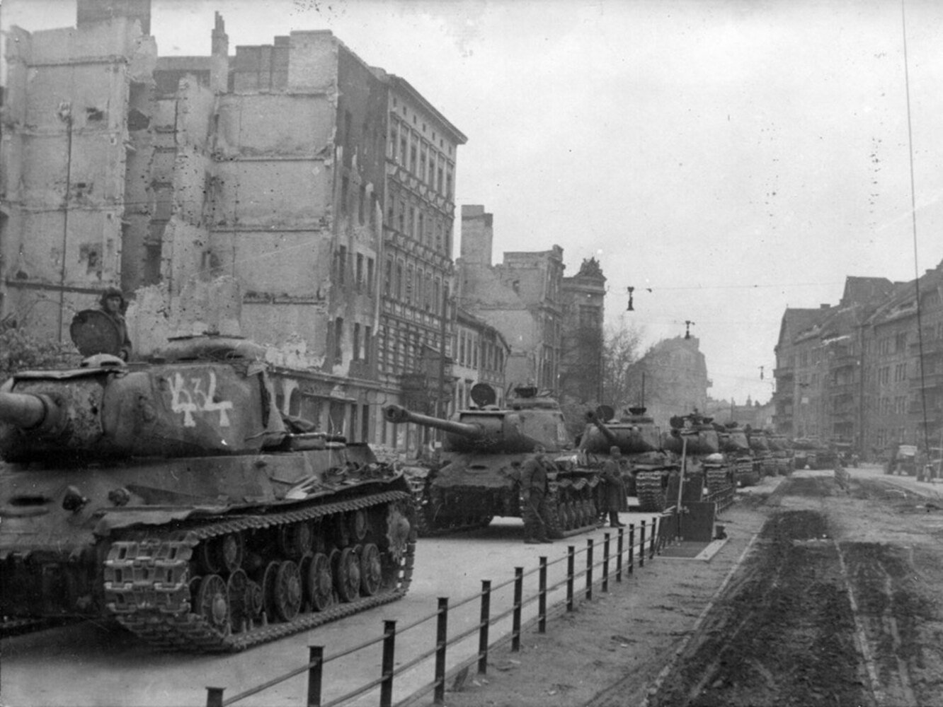 Советский танк 1943 года. ИС-2 В Берлине. Танк ИС 2 В Берлине. Танк ис2 Берлин 1945. ИС-2 В Берлине 1945.