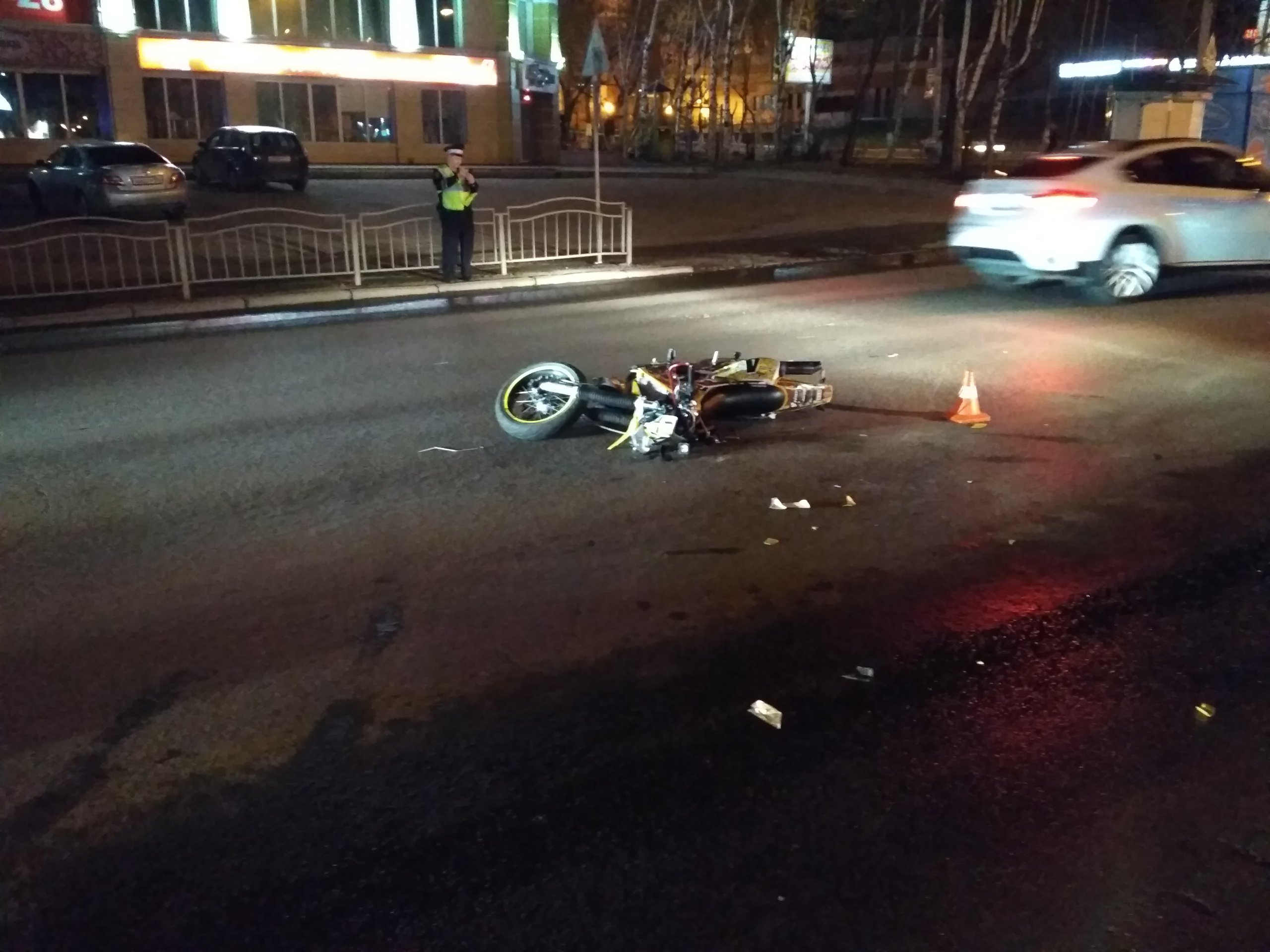 Разбитый мотоцикл ночью