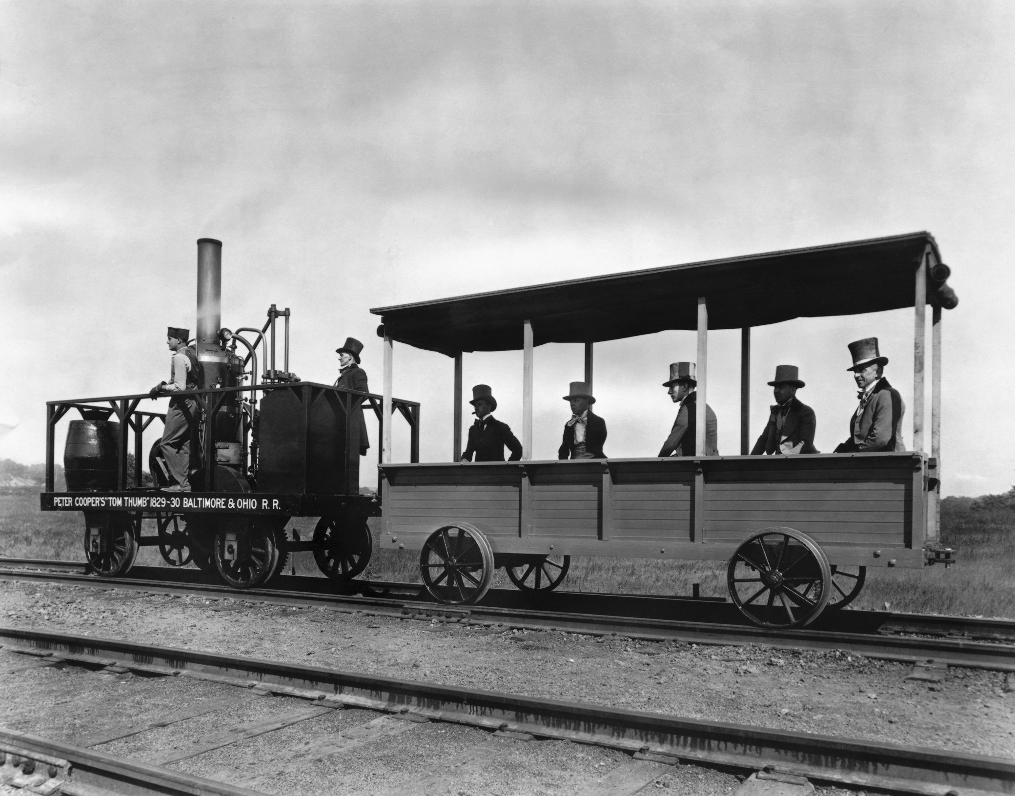 Первый пассажирский паровоз в мире