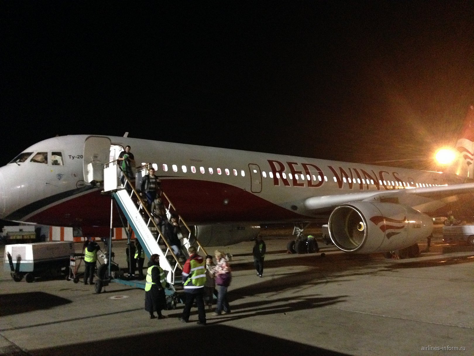 Самолет ночью в аэропорту Краснодара