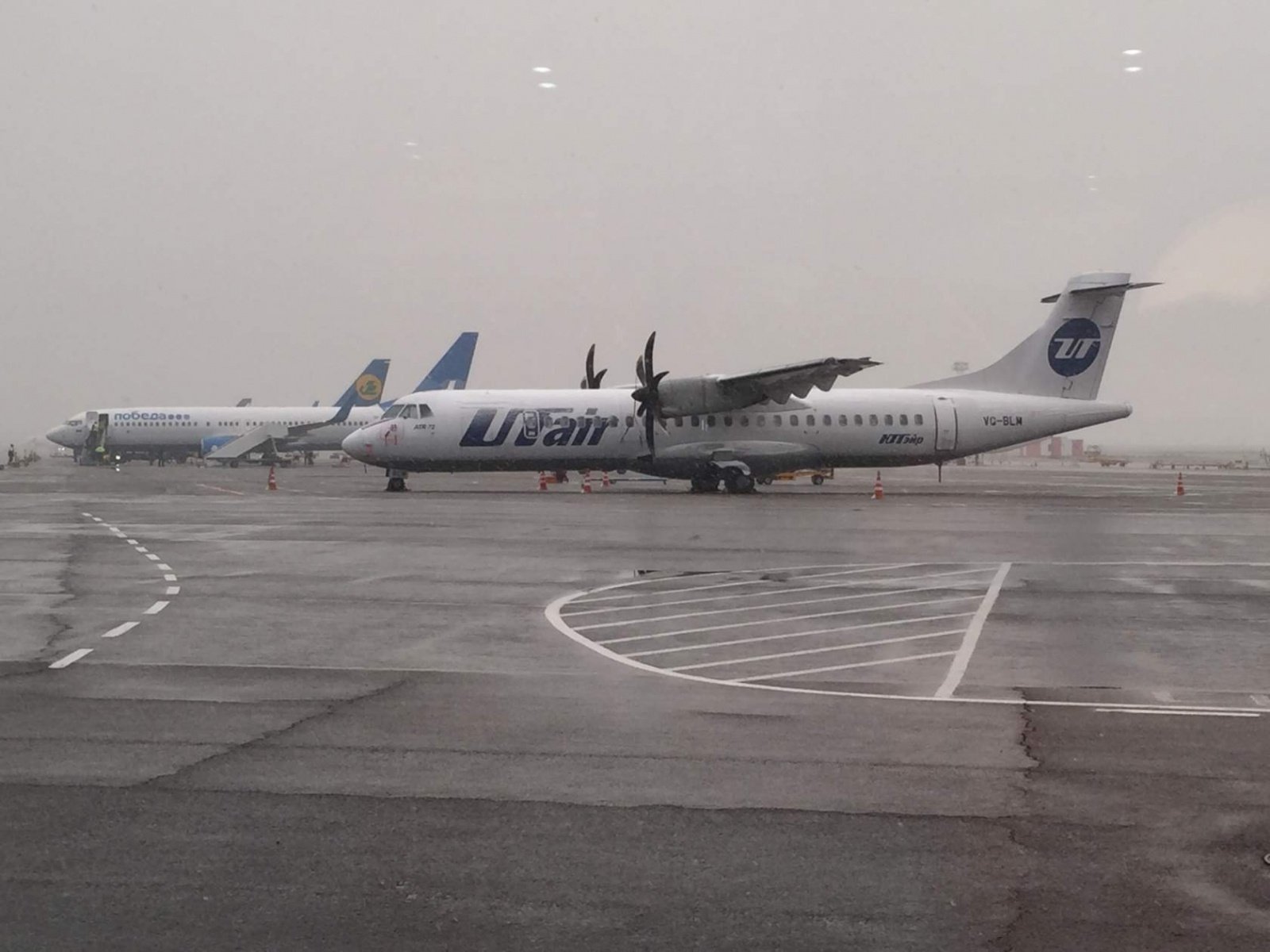 Самолет сочи тюмень. ЮТЭЙР Краснодар Сочи самолет. UTAIR Геленджик. Самолёты ЮТЭЙР В Геленджике. Краснодар Геленджик самолет прямой.