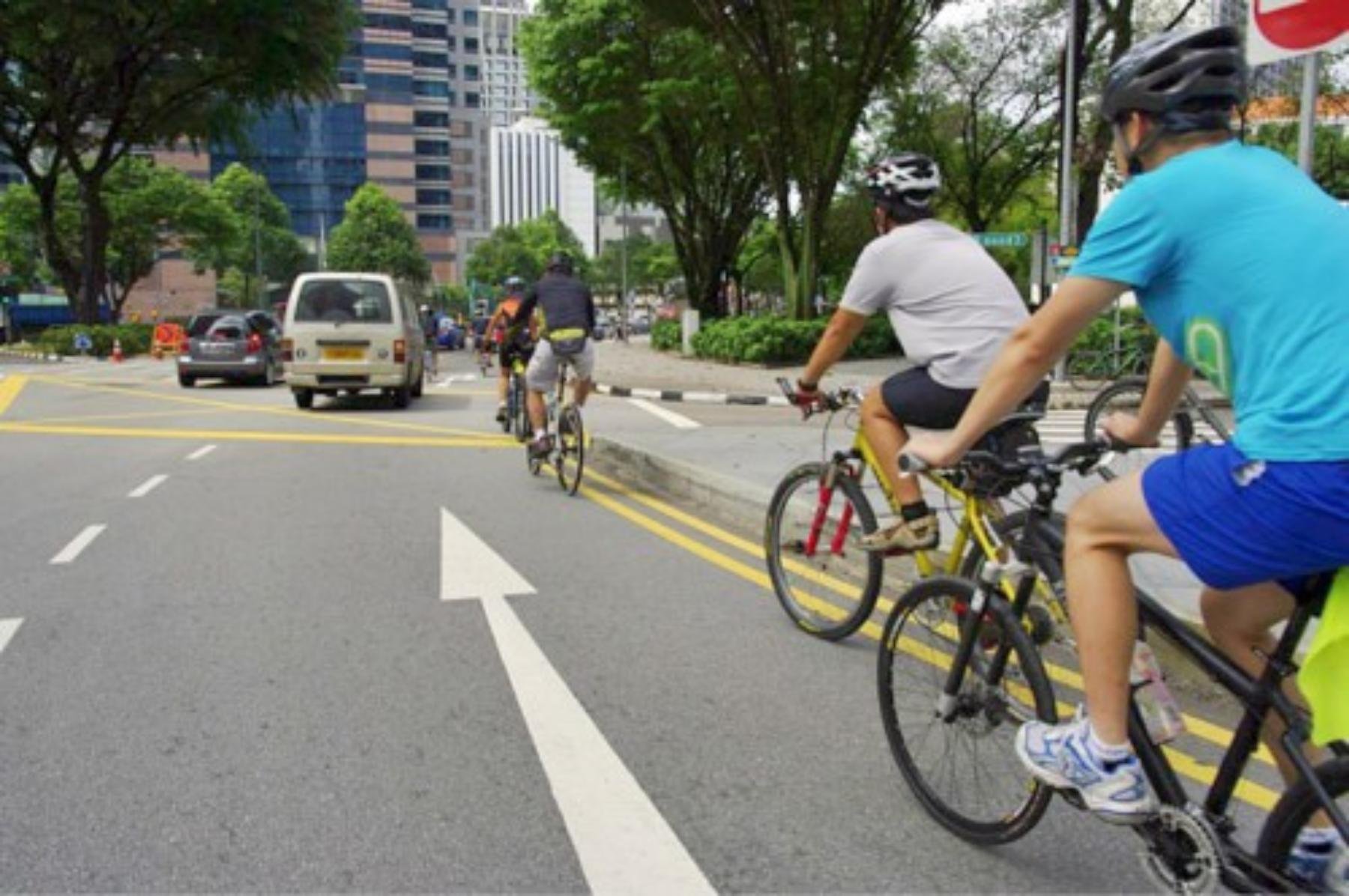 Можно ли кататься на велосипеде после. Велосипедист на дороге. Дороги для велосипедистов. Езда на велосипеде по городу. Велосипед на проезжей части.