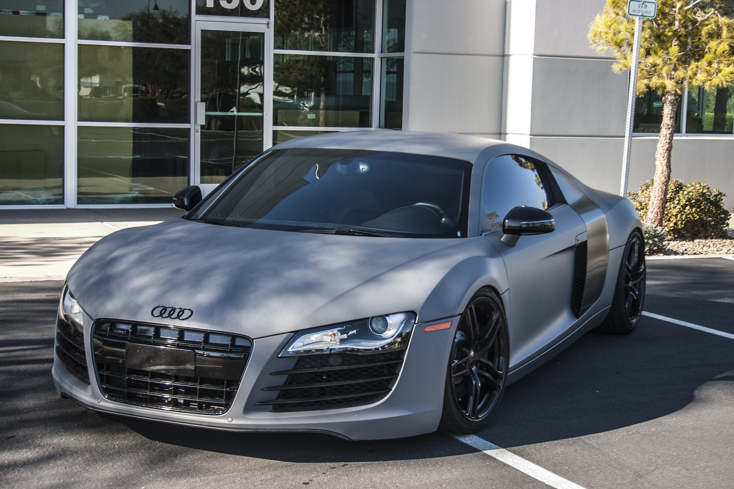 Audi спорткар r8