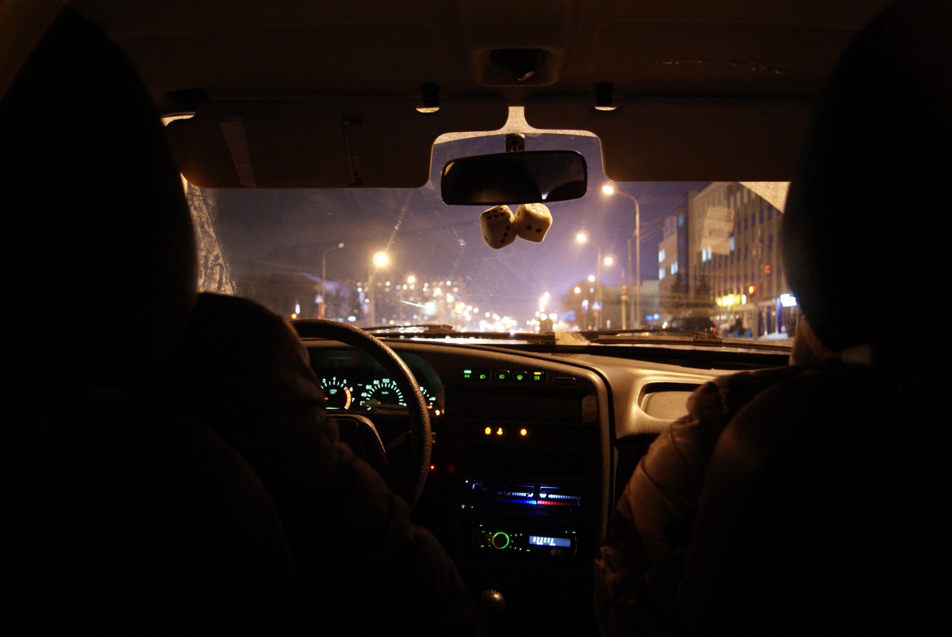 Вечером уезжать собиралась. Машина ночью. Красивый вид из машины. Вид из окна машины. Машина внутри ночью.