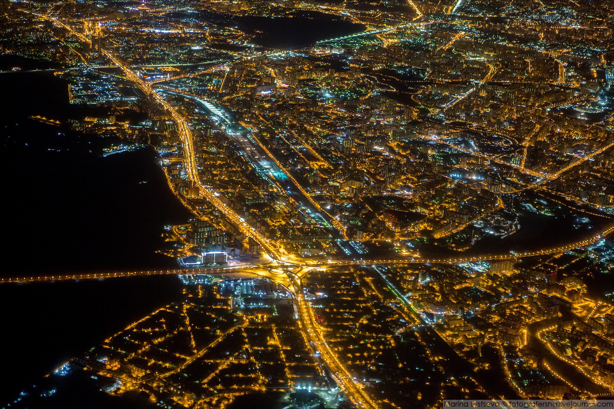 Mir noch. Вид ночной Москвы из самолета. Ночная Москва вид с самолета. Москва с самолета ночью. Вид из самолета на Москву.