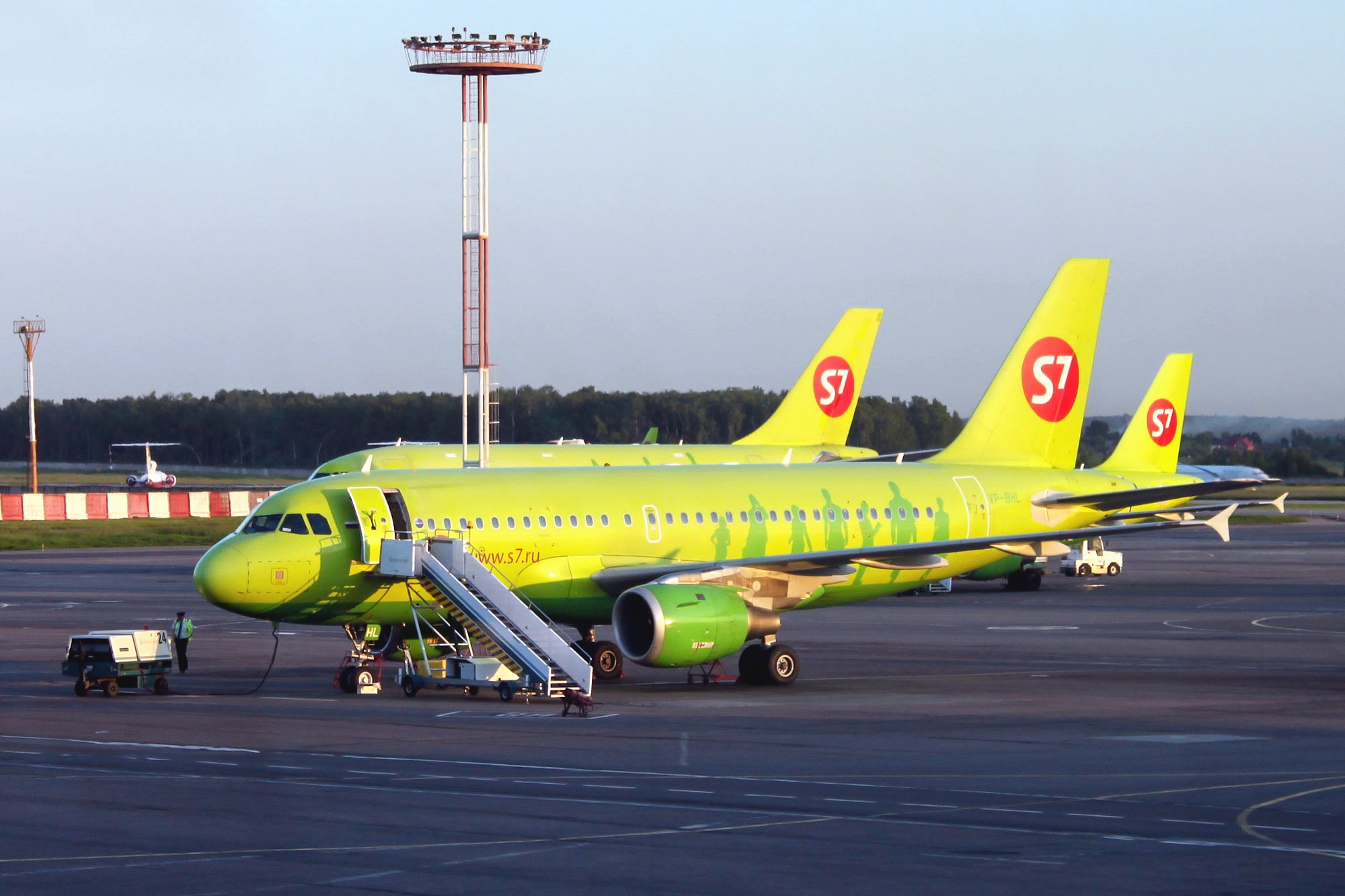 Севен авиакомпания билеты. Самолет Джей Севен. Самолет Сибирь s7. Airlines авиакомпания s7 самолеты авиакомпании. Эссевен самолет s7.