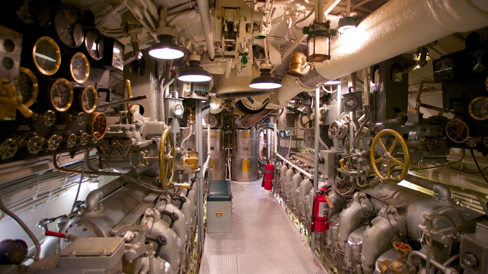 Сборка подводной лодки. Музей подводной лодки USS Bowfin. Внутри подводной лодки USS. Подводная лодка музей УГМК. Вэнгард подводная лодка внутри.