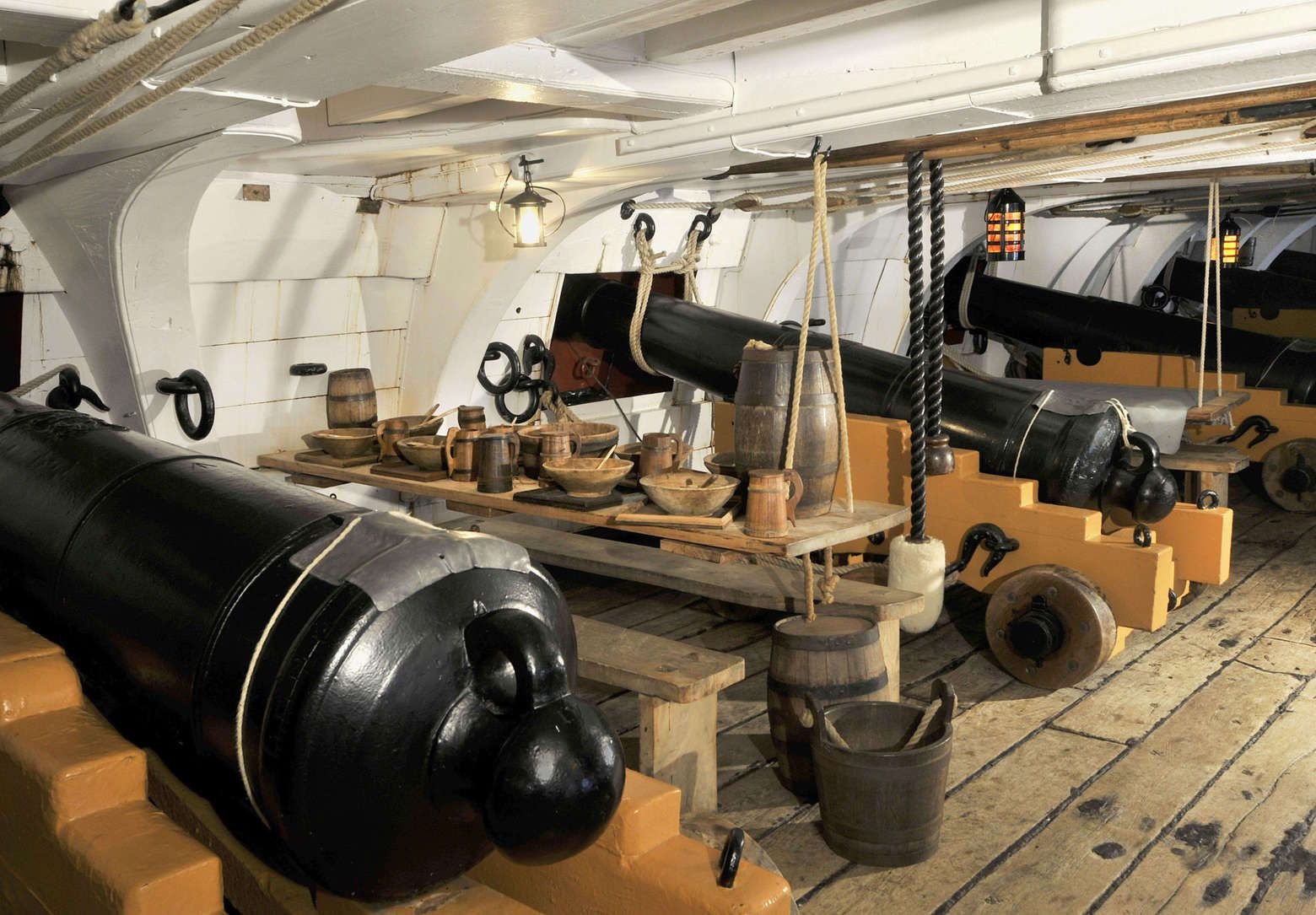 Палуба военного корабля. ХМС Виктори пушки. Корабельная артиллерия 17 века. Корабельные пушки 17 века парусного флота. Пушка на корабле.
