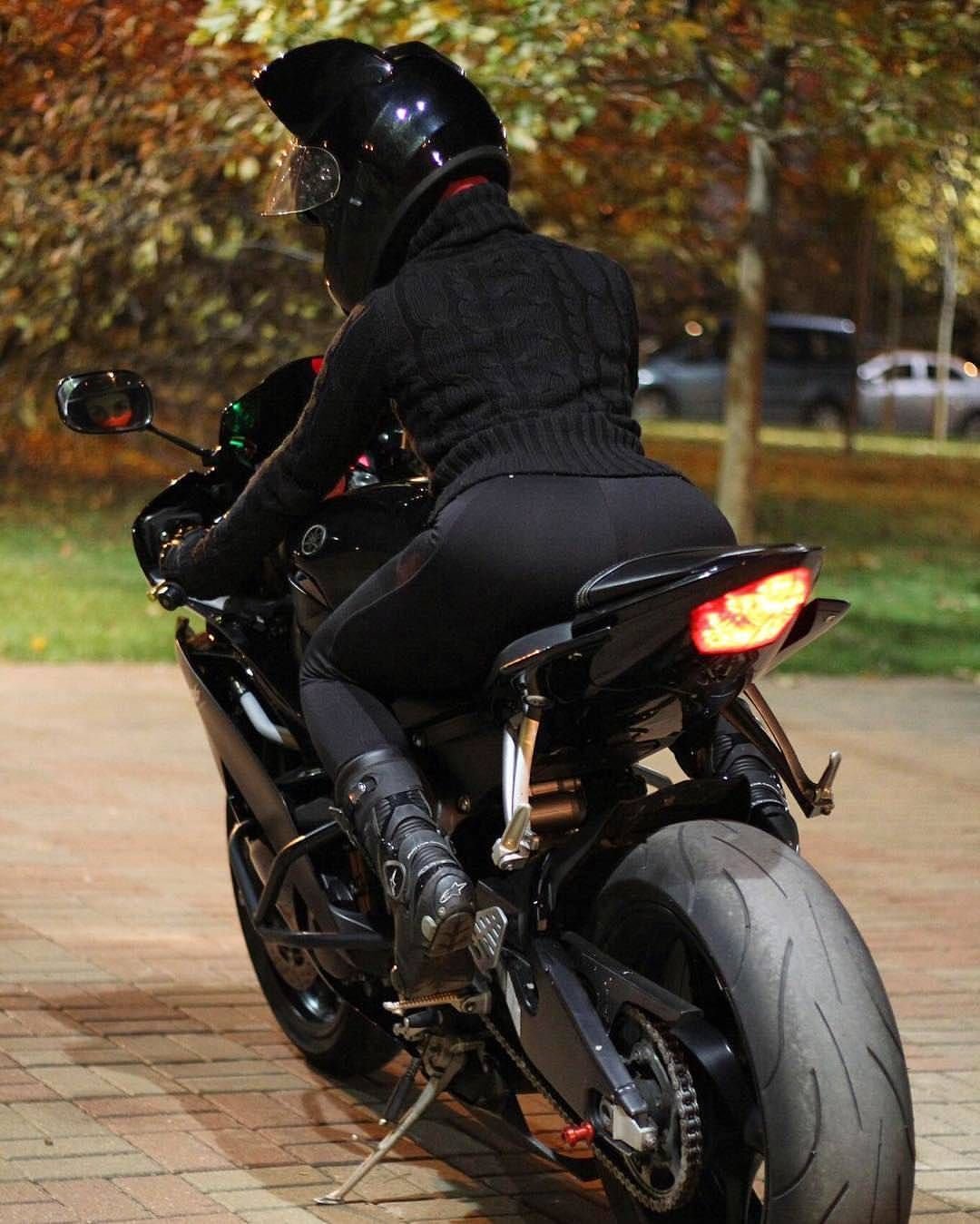 Девушка на мотоцикле в шлеме фото со спины