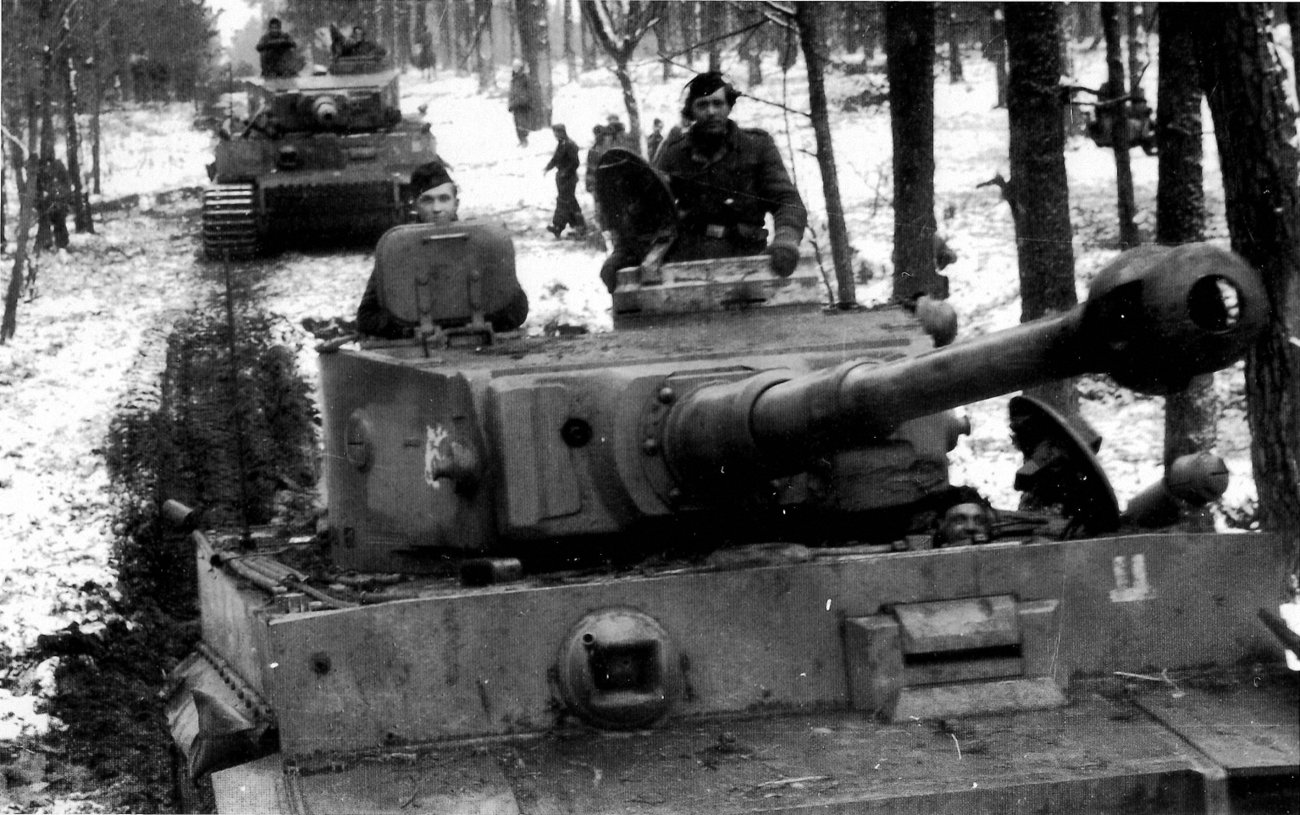 Танк тигр 1943 года. Тигр 2 танковой дивизии дас Райх. 2 Танковая дивизия СС дас Рейх. 2-Я танковая дивизия дас Райх. Танк тигр дас Райх.