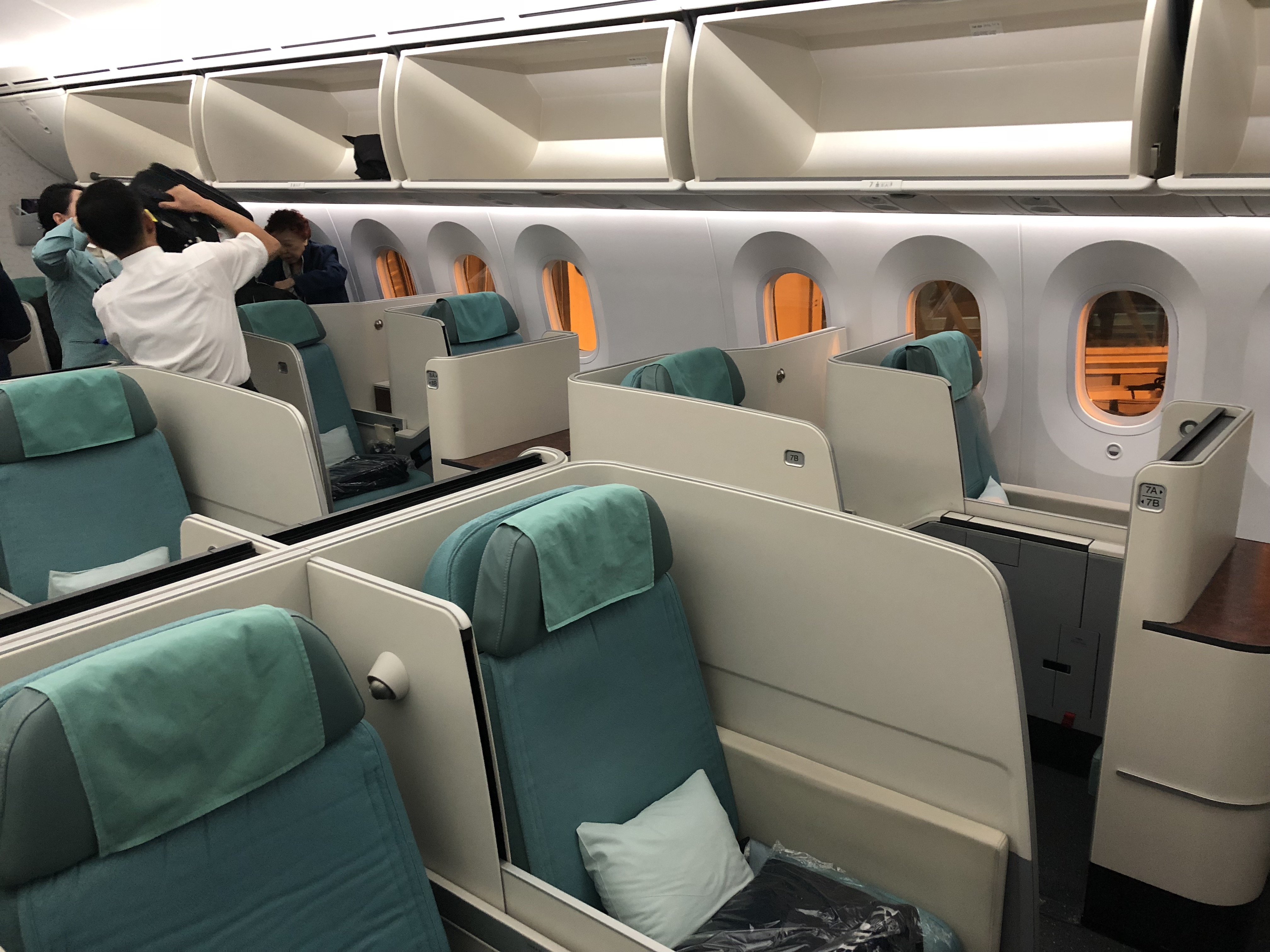 Улететь в сеул. A380 korean Air салон. Korean Air Business class. Korean Air a380 бизнес класс. А350 бизнес класс Кореан Эйр.