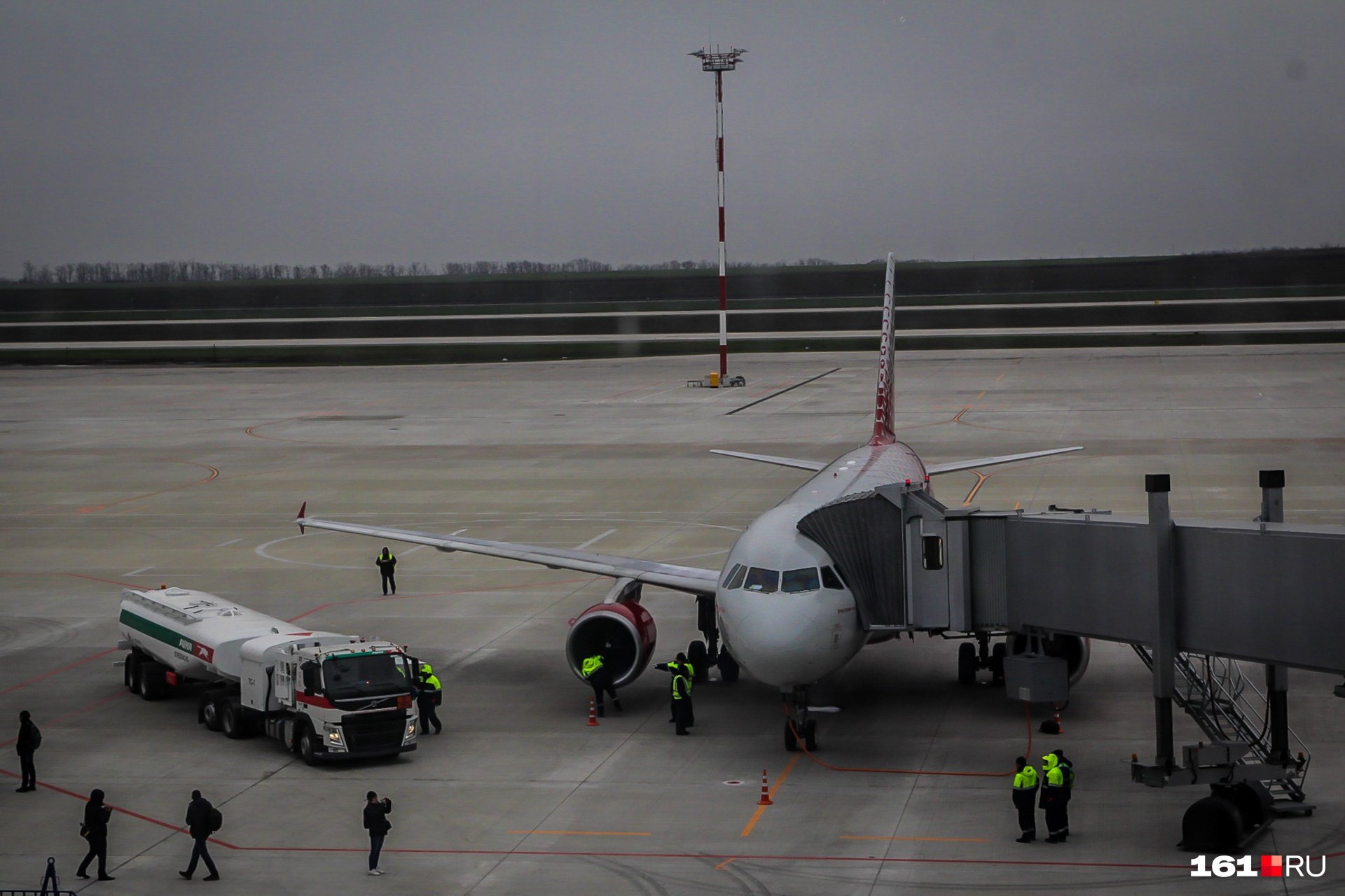 Самолет ростов минск. Самолет Платов. Самолёты Ростовского аэродрома. Аэропорт Ростов-на-Дону Платов заправка самолета.