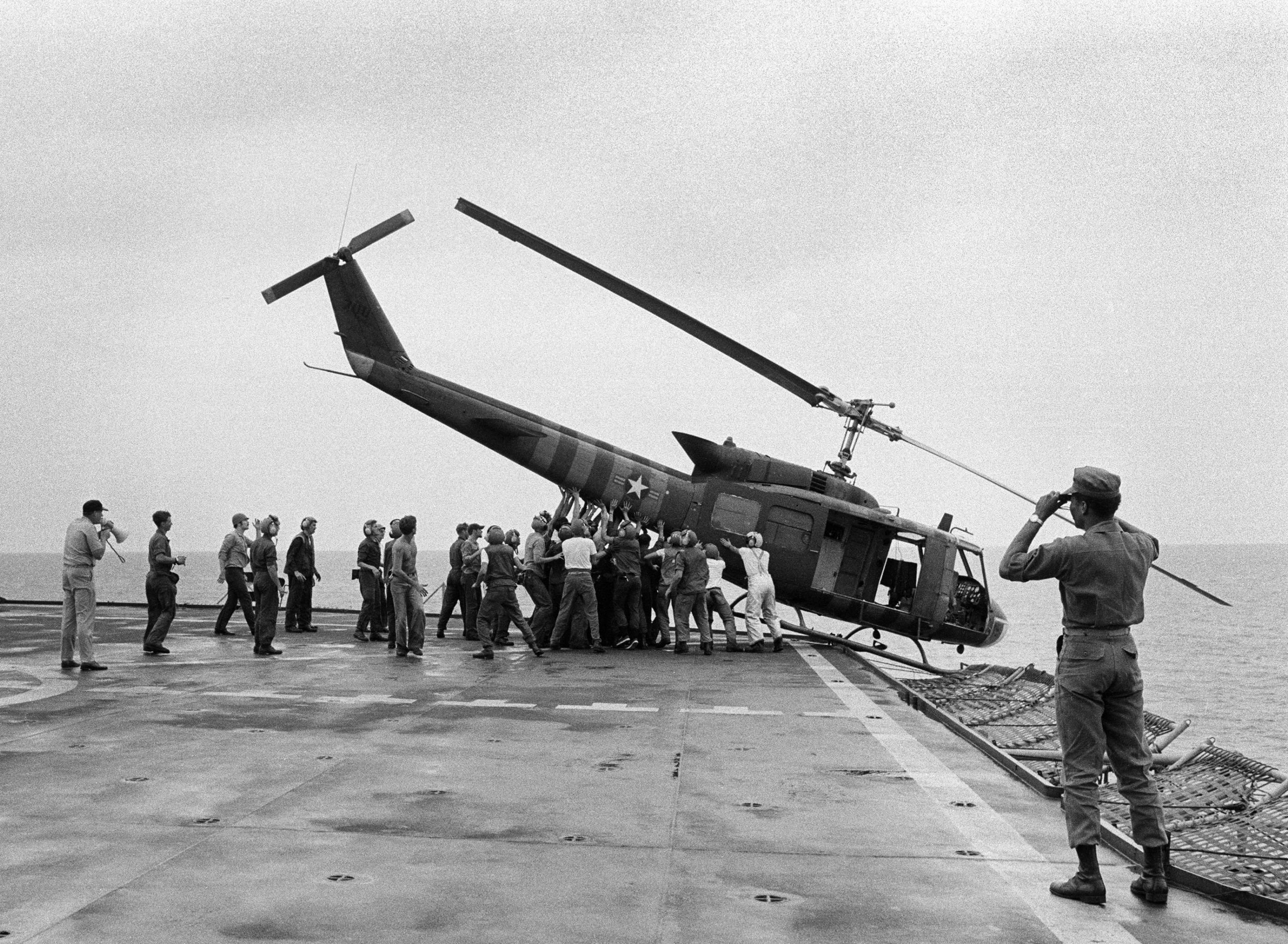 Скинь вертолет. Операция США - "порывистый ветер". Сайгон, 1975. Операция порывистый ветер Сайгон. Операция порывистый ветер Сайгон вертолет.
