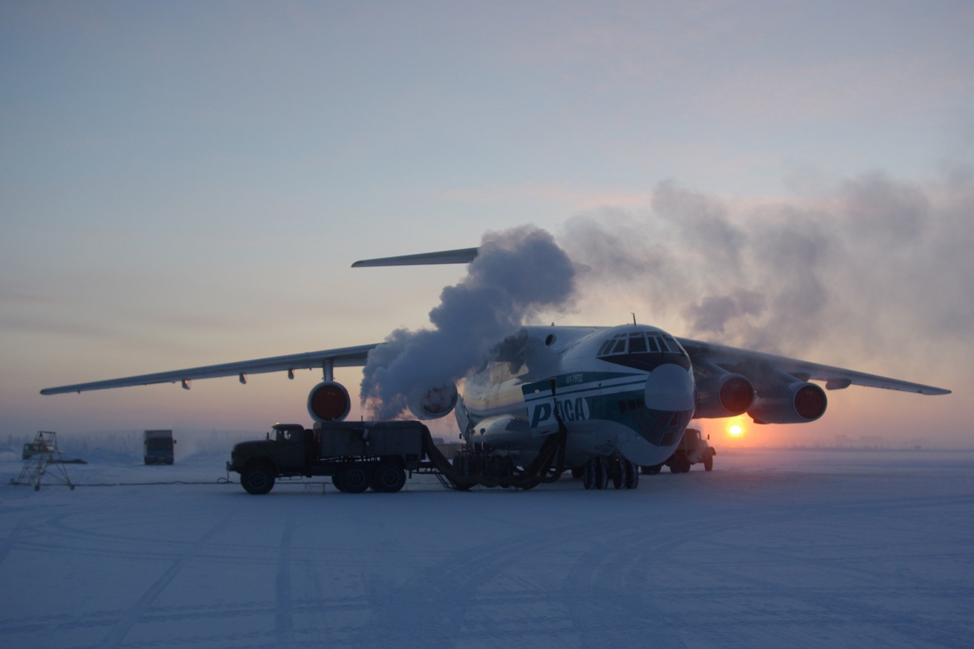 Самолет тундра. Самолет ил-76 в Арктике. Ил 76 в Якутии. Аэропорт Полярный Якутия. Самолет на севере.