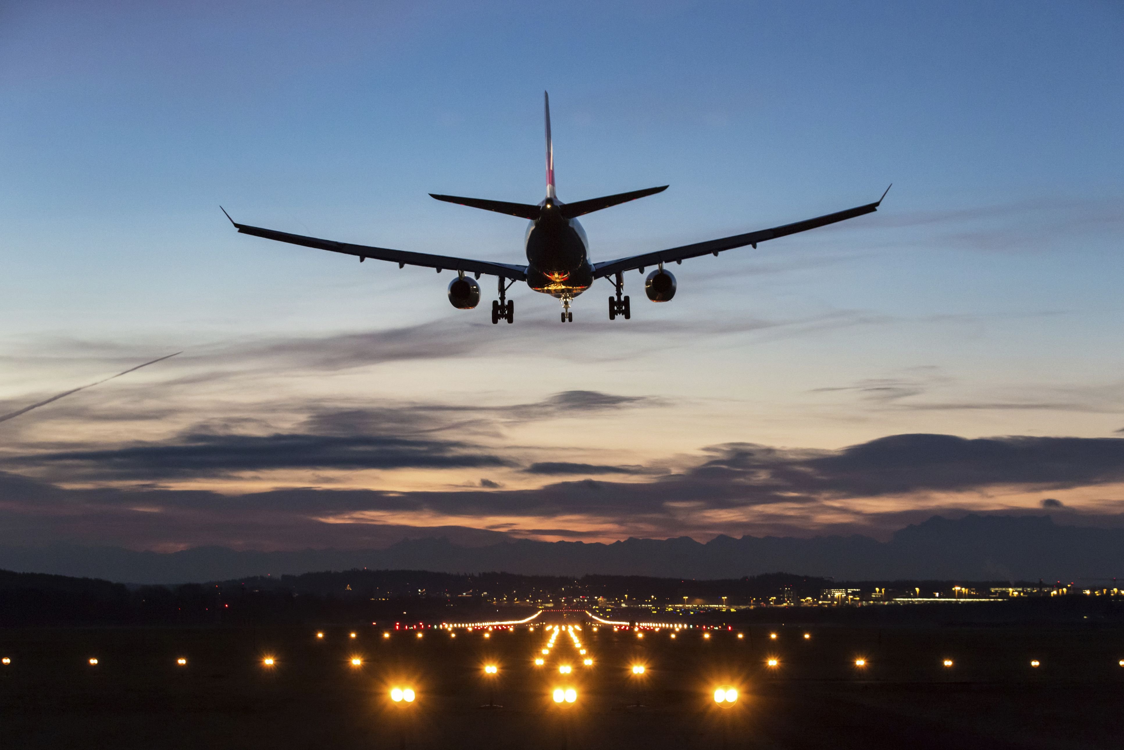 Flight 00. Самолет. Взлет самолета. Самолет на взлетной полосе. Самолет приземляется.