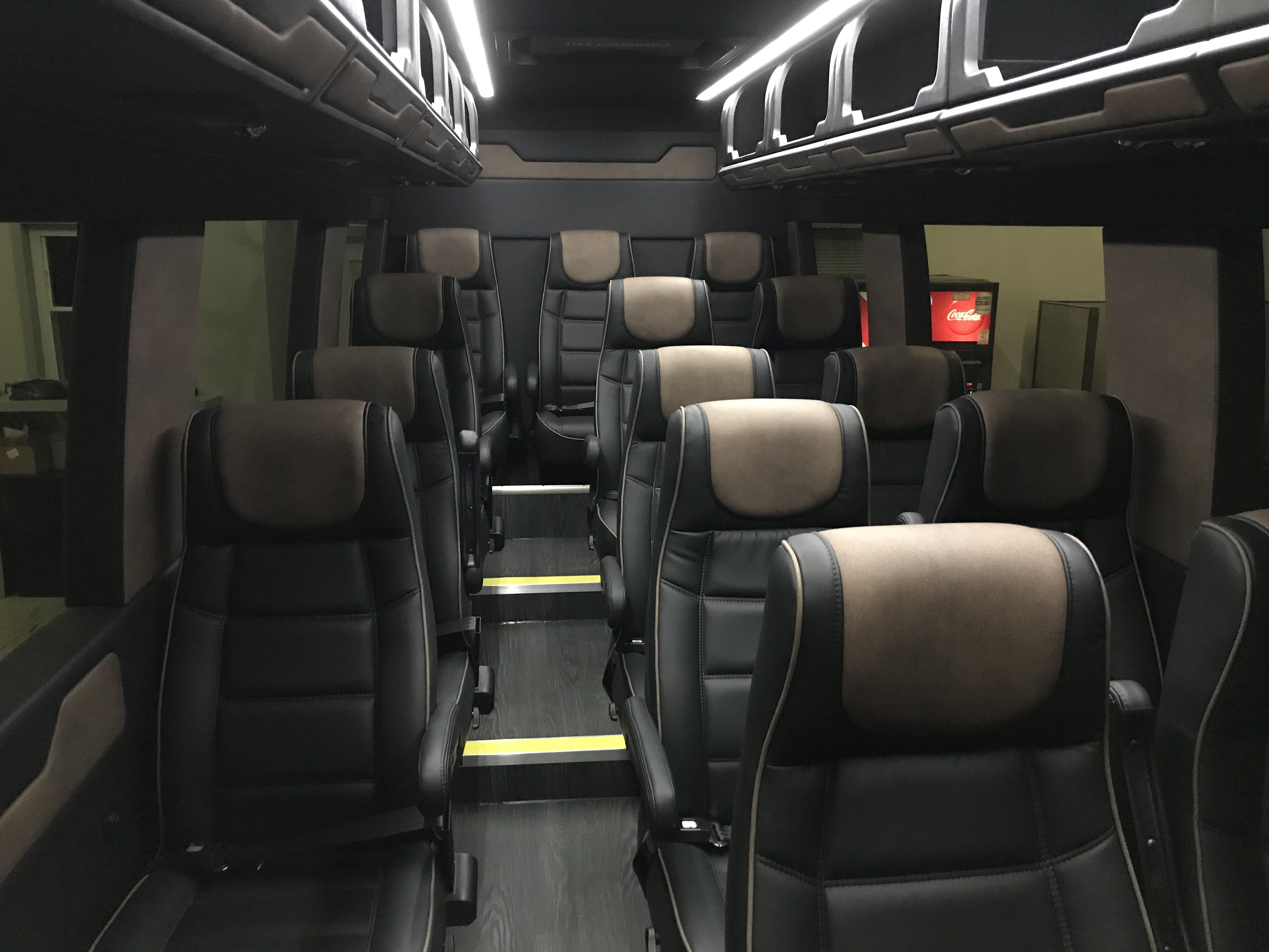 Пассажирское место. Mercedes Benz Sprinter Interior. Мерседес-Бенц Спринтер 2019 пассажирский салон. Мерседес Спринтер 14 мест. Mercedes-Benz Sprinter пассажирский салон.