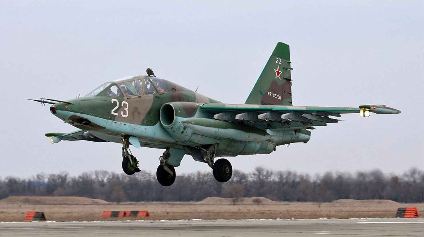 Почему су 25. Самолёт-Штурмовик Су-25. Штурмовик Су-25 Грач. Грач самолет Су 25. Су 25 двухместный.