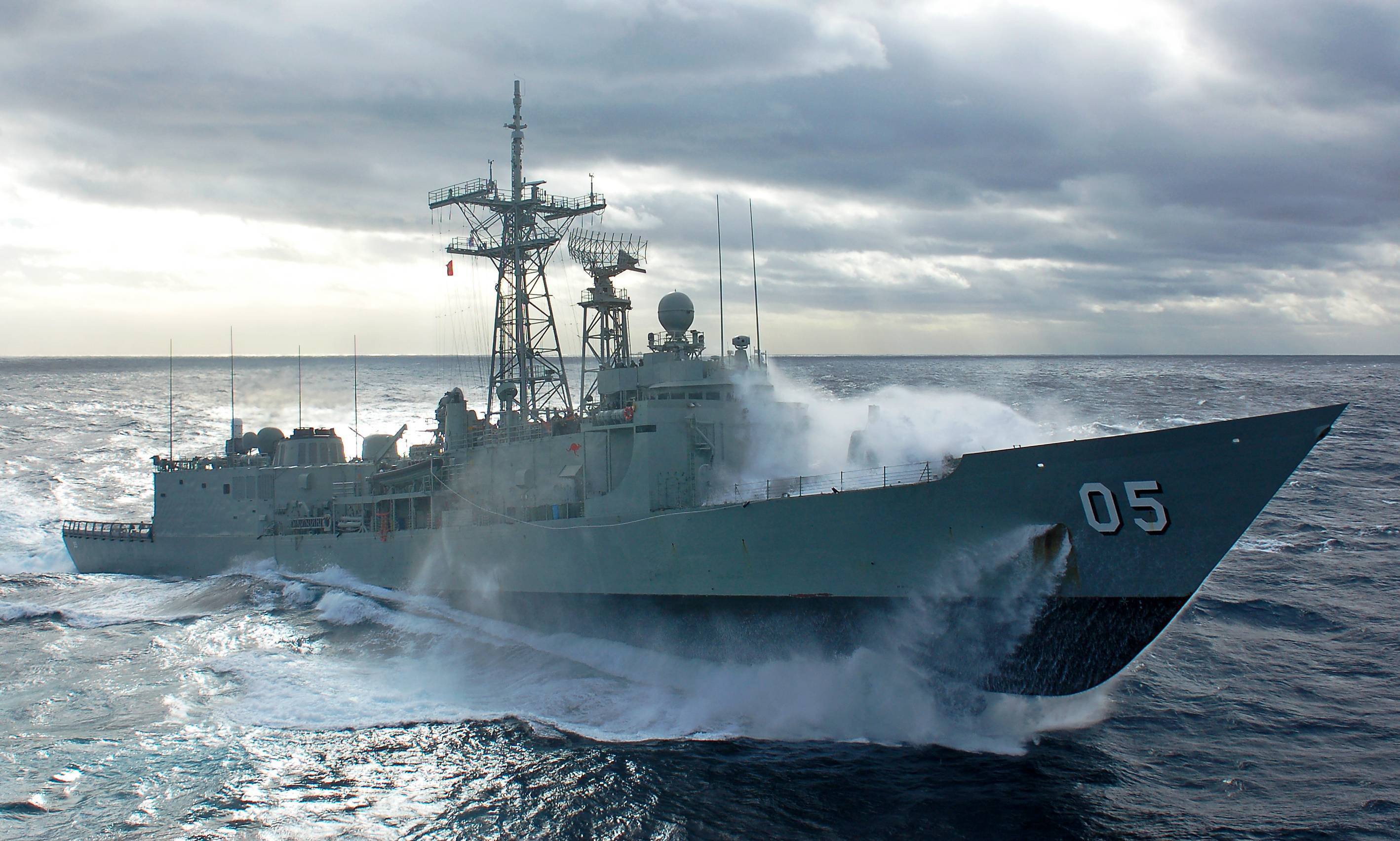 Navy. HMAS Melbourne (FFG 05). Эсминец х Перри. Военный корабль эсминец. ВМФ В шторм.