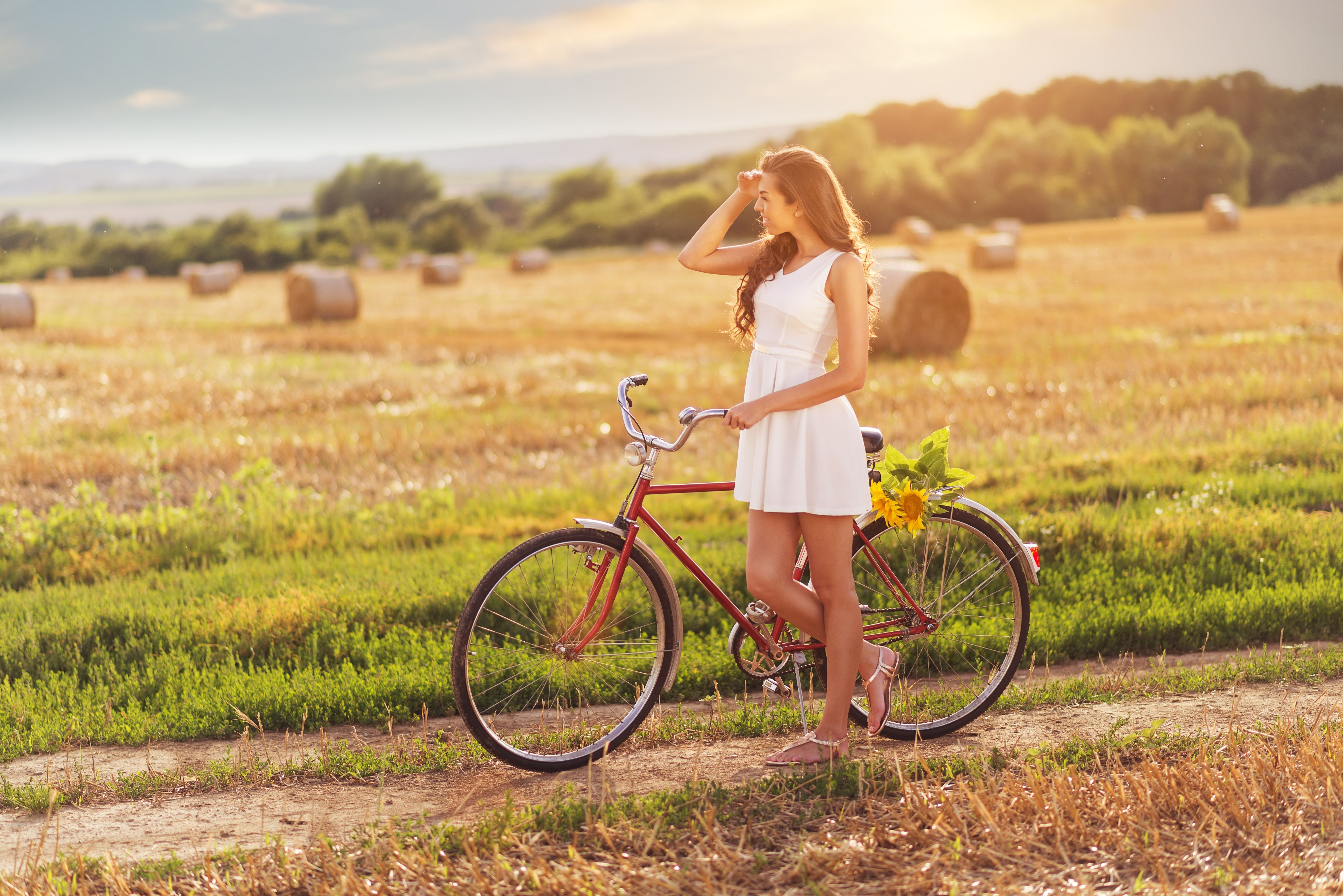 Фотографии с великом. Девушка на велосипеде. Красивые велосипеды. Красивые девушки на велосипеде. Девушка на велосипеде в деревне.