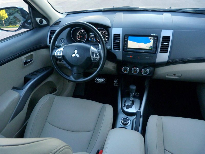 Outlander XL 2008 салон