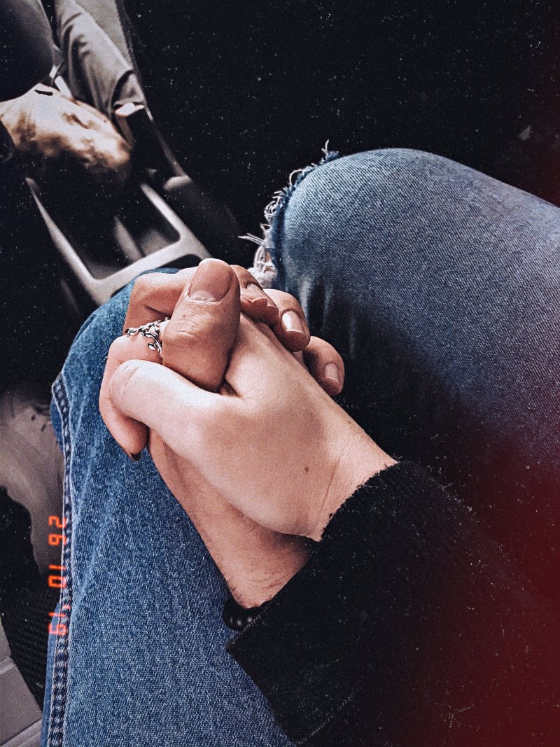 Девушка на руках у парня