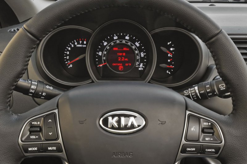 Kia Rio 2014 приборная панель