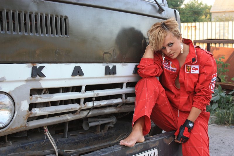 Женщины возле КАМАЗОВ